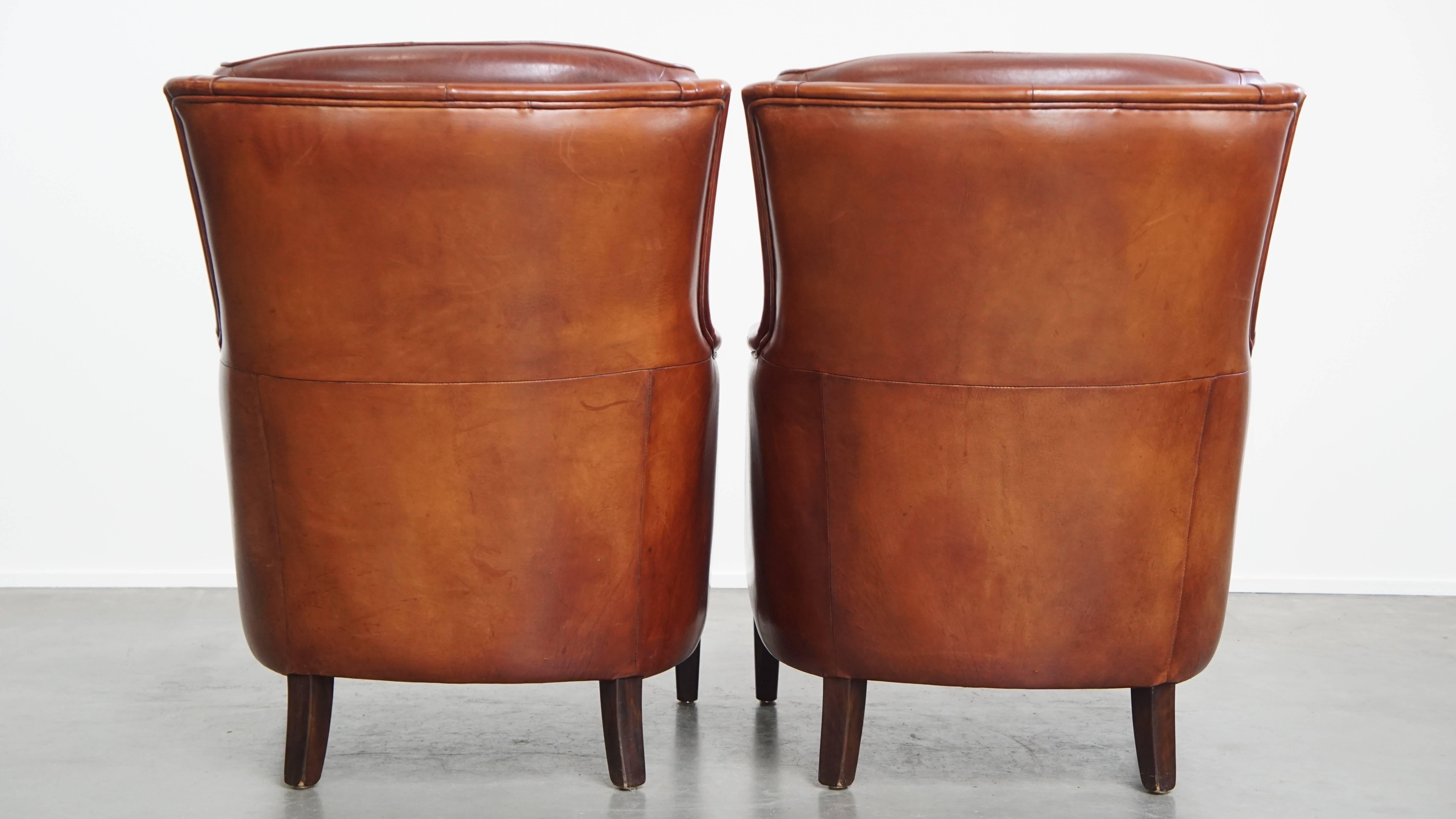 Classical Roman Set of 2 sheepskin leather Chesterfield armchairs with ottoman For Sale