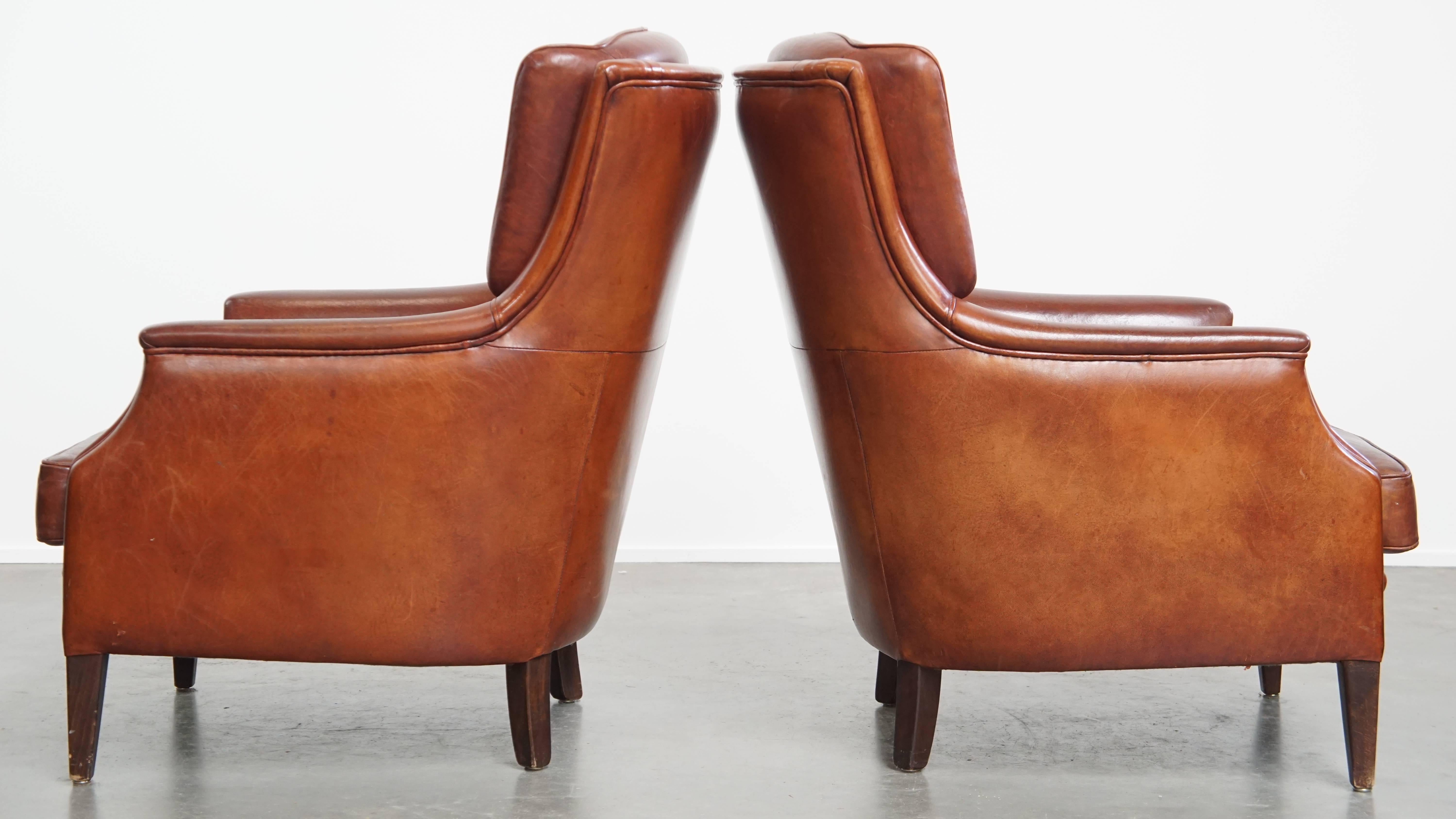 Hand-Crafted Set of 2 sheepskin leather Chesterfield armchairs with ottoman For Sale