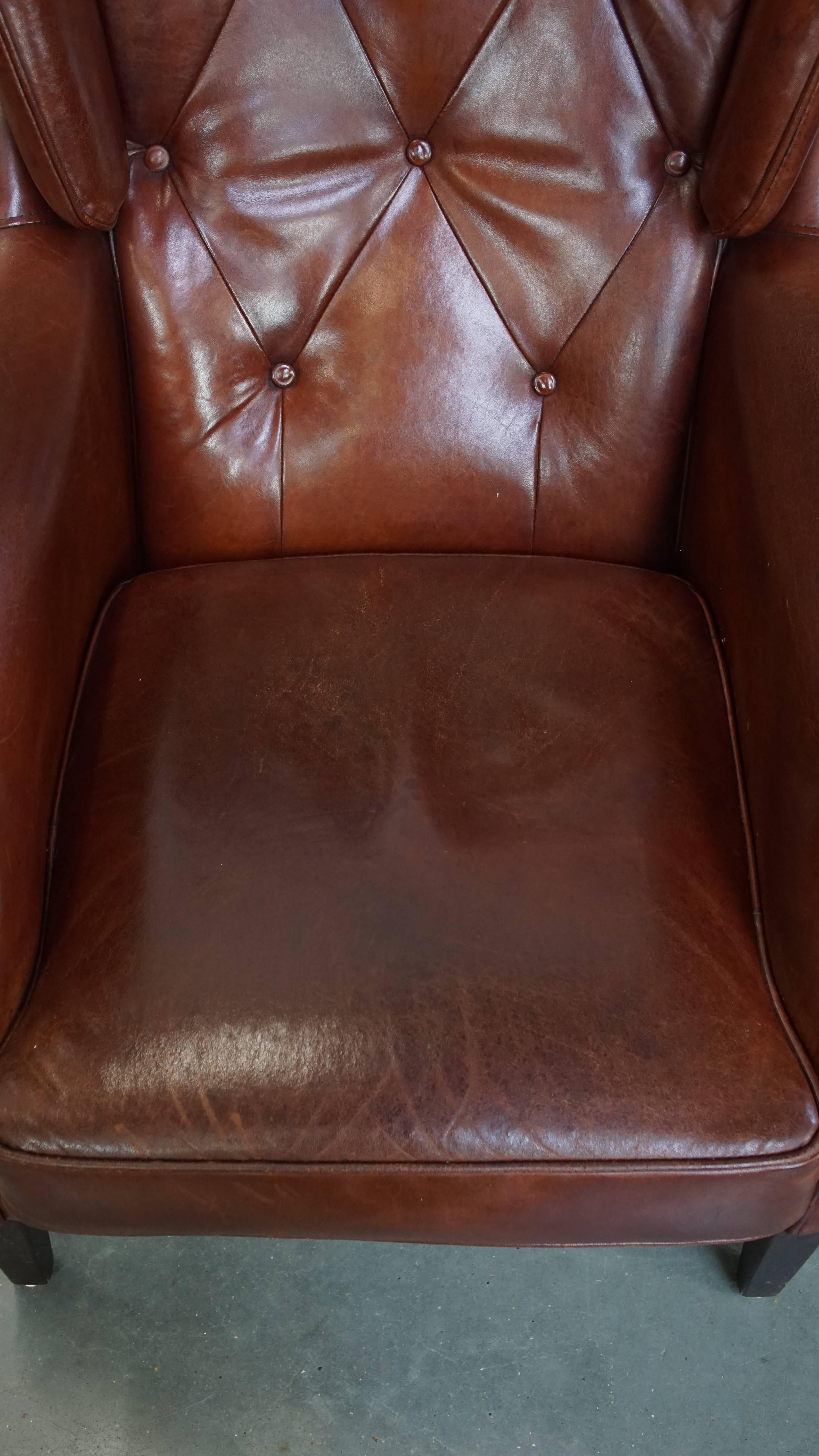 Set of 2 sheepskin leather Chesterfield armchairs with ottoman In Good Condition For Sale In Harderwijk, NL