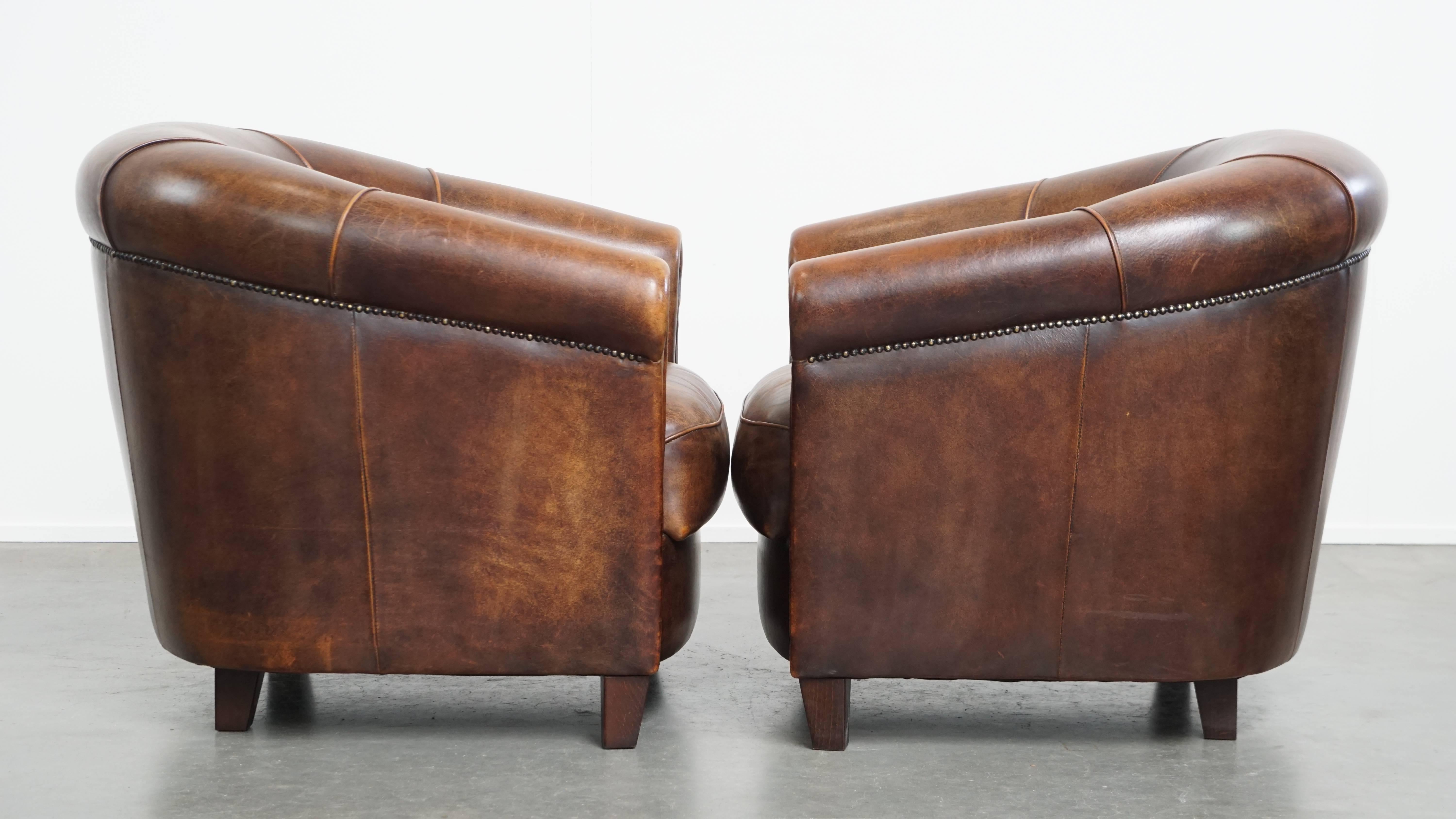 Se ofrece aquí este encantador y exclusivo conjunto de 2 sillones club de piel de oveja con cómodos asientos.
Una gran oportunidad no sólo para alguien que busque dos sillones club de piel de cordero en casa, ¡sino también ideal para espacios de