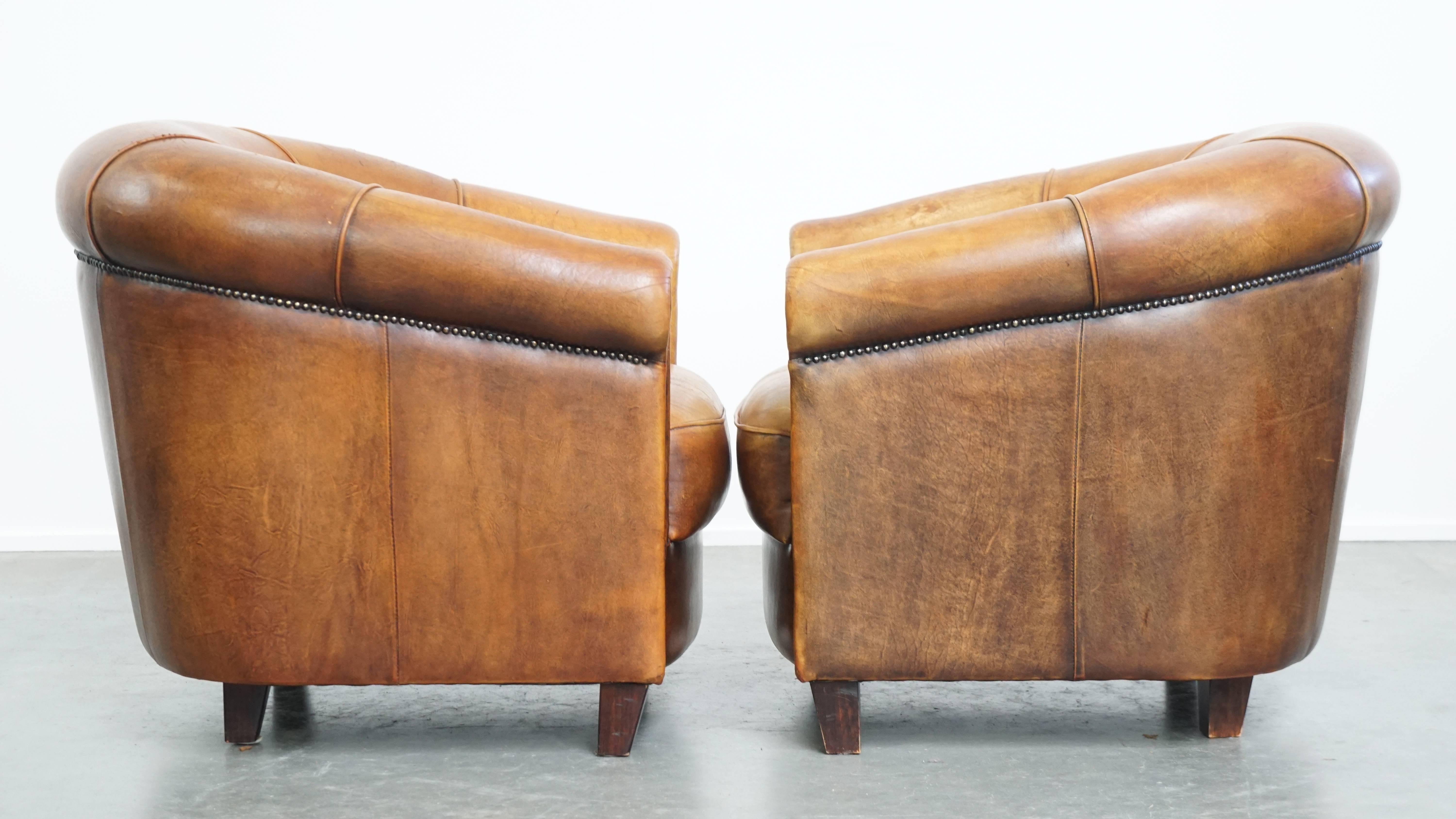 Ecco un comodo e intramontabile set di 2 poltrone club in pelle di pecora, rifinite con borchie decorative. Non solo è l'ideale per chi cerca due sedie da club a casa, ma è anche un'opportunità unica per i locali di ospitalità o gli uffici!

Questa
