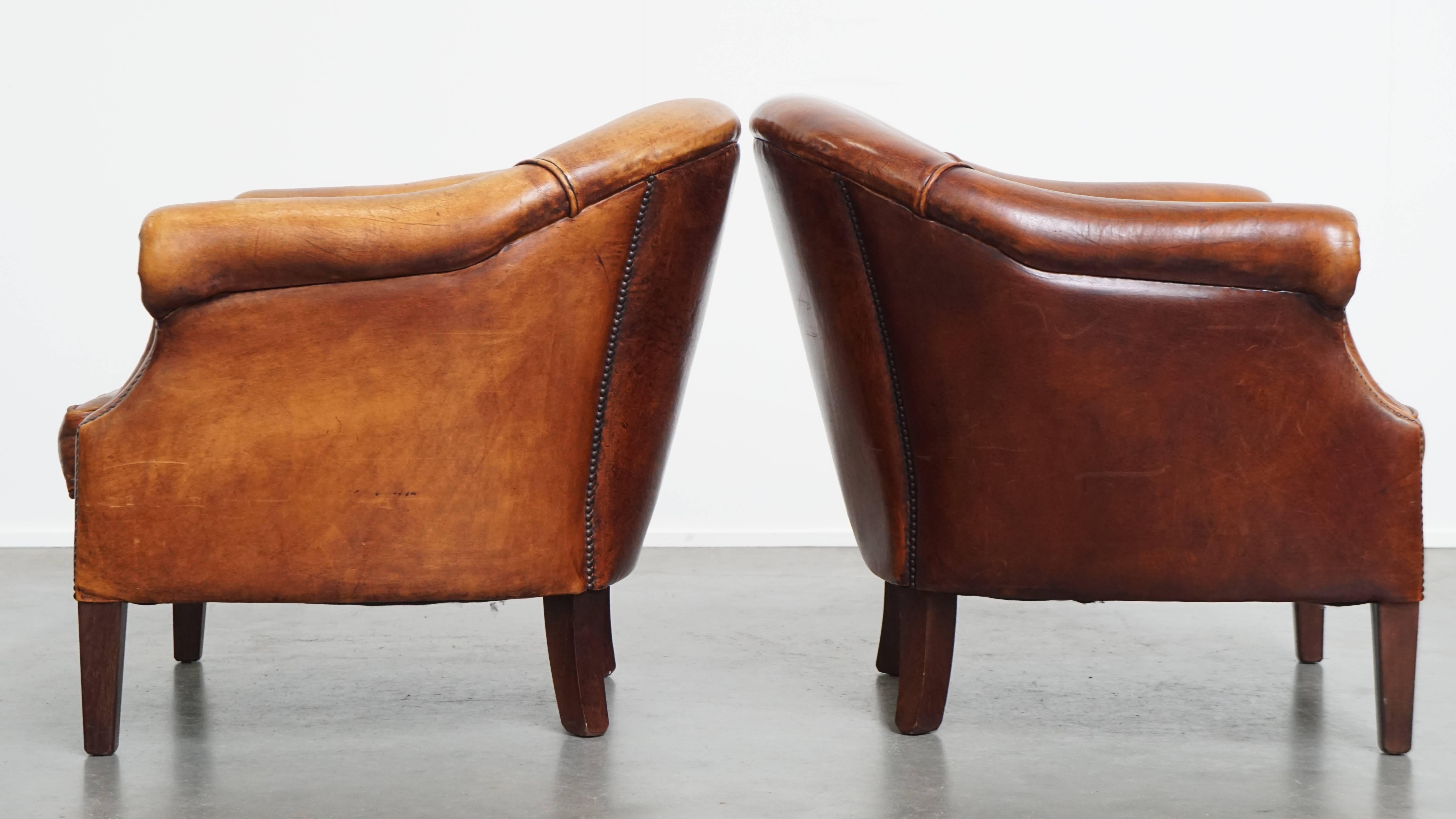 Fait main Ensemble de 2 fauteuils club en cuir de mouton en vente
