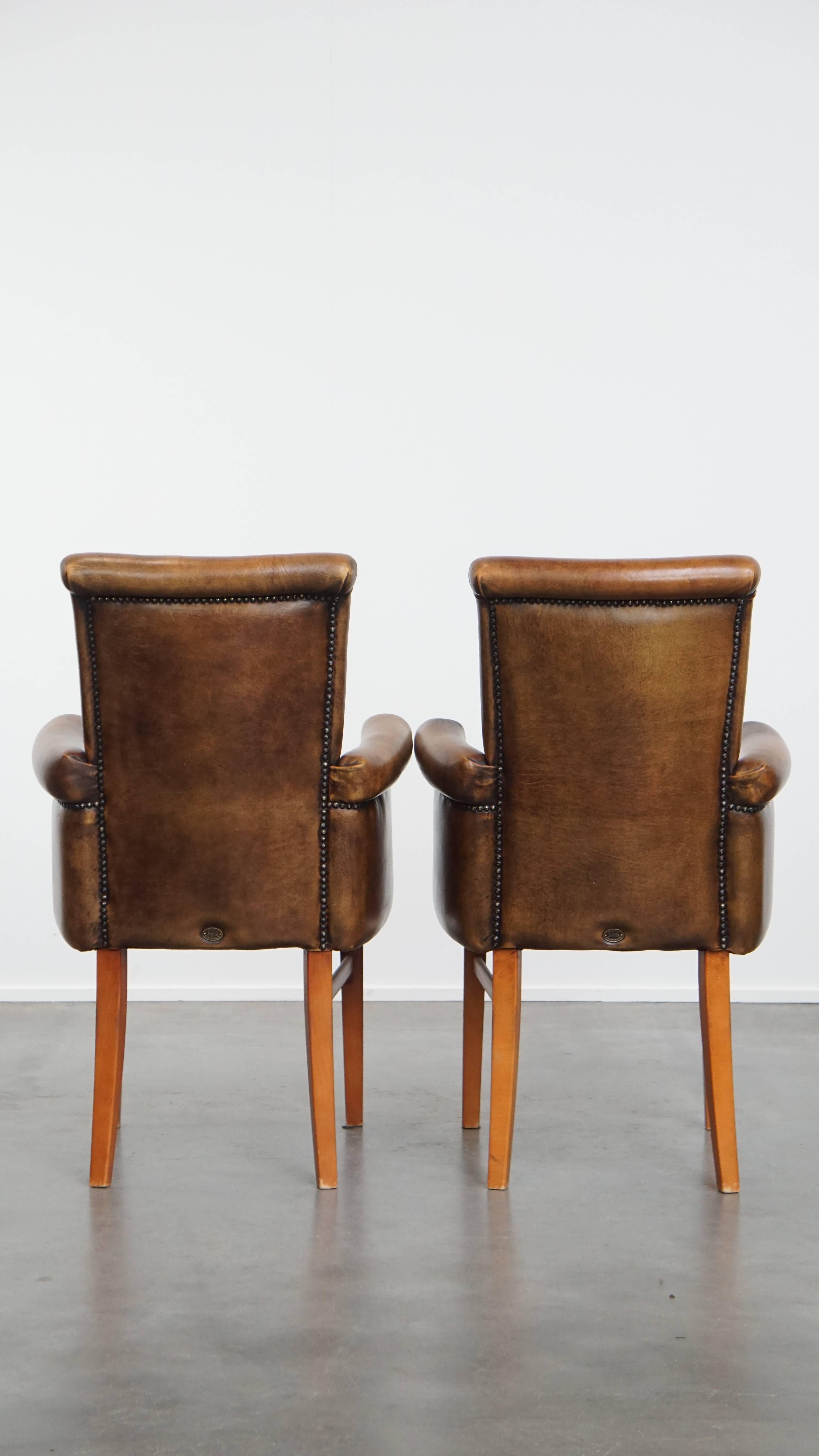 Romain classique Ensemble de 2 chaises de salle à manger / chaises d'appoint en cuir de mouton avec accoudoirs en vente