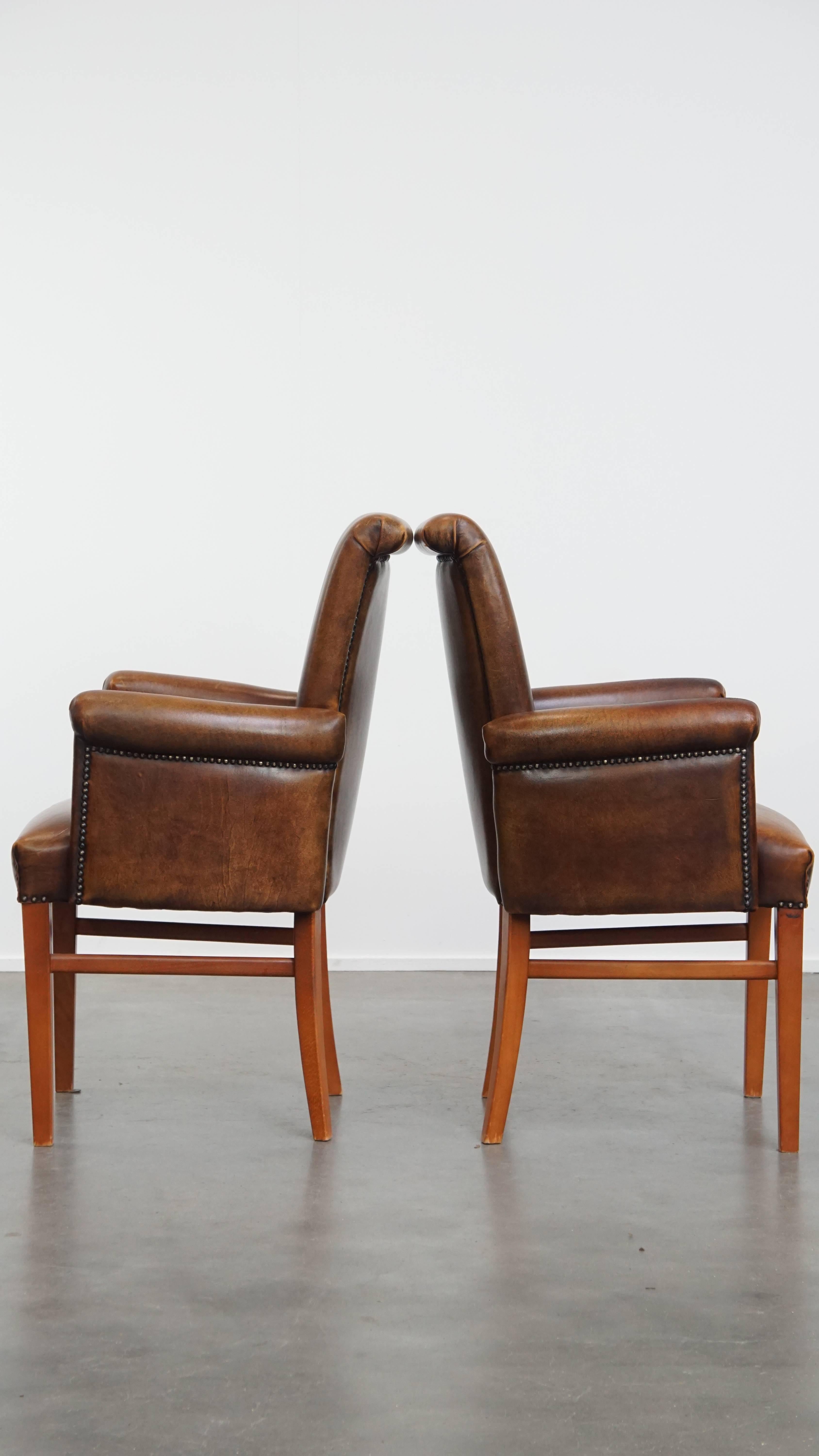 Fait main Ensemble de 2 chaises de salle à manger / chaises d'appoint en cuir de mouton avec accoudoirs en vente