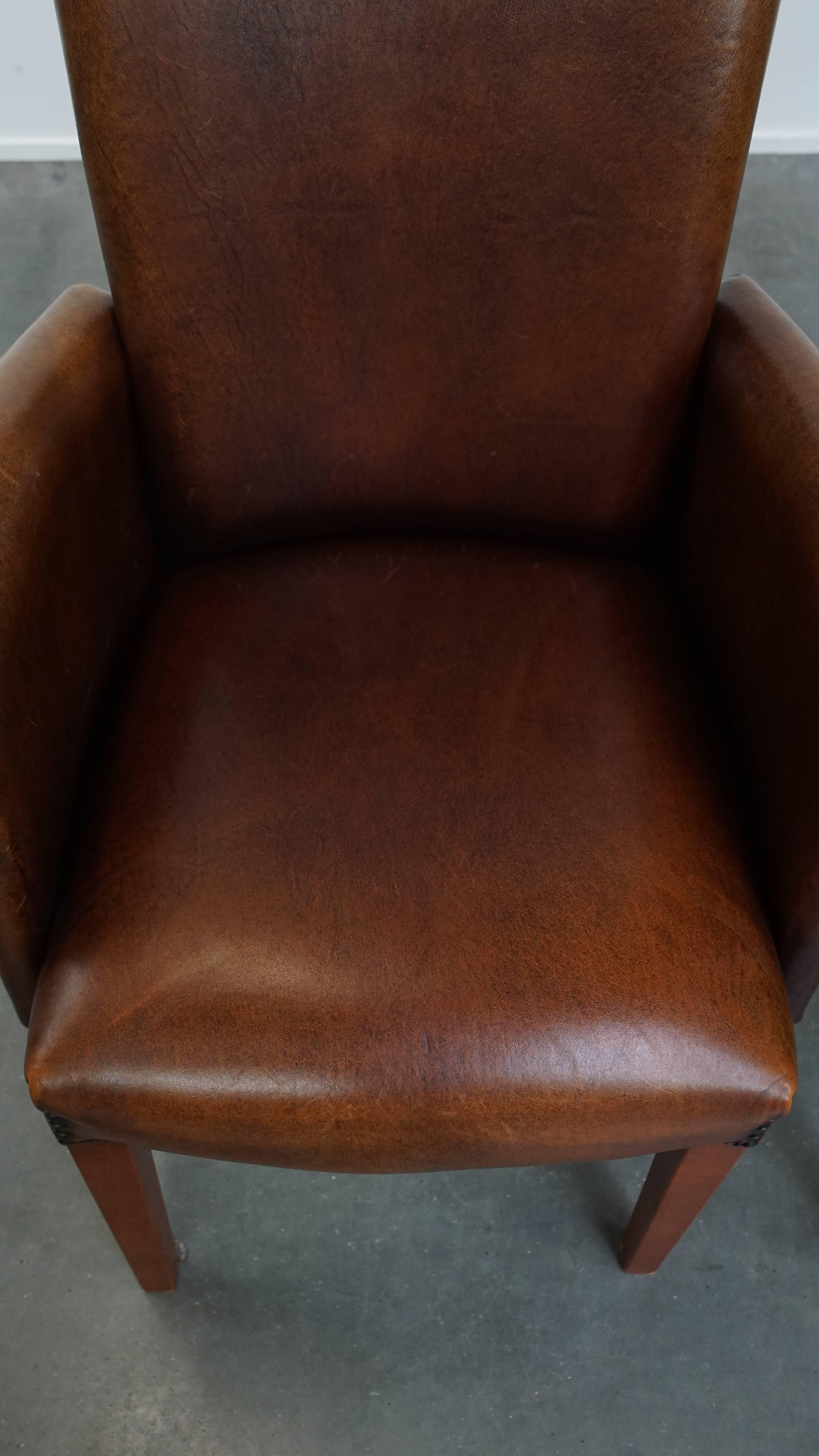 Ensemble de 2 chaises de salle à manger / chaises d'appoint en cuir de mouton avec accoudoirs État moyen - En vente à Harderwijk, NL