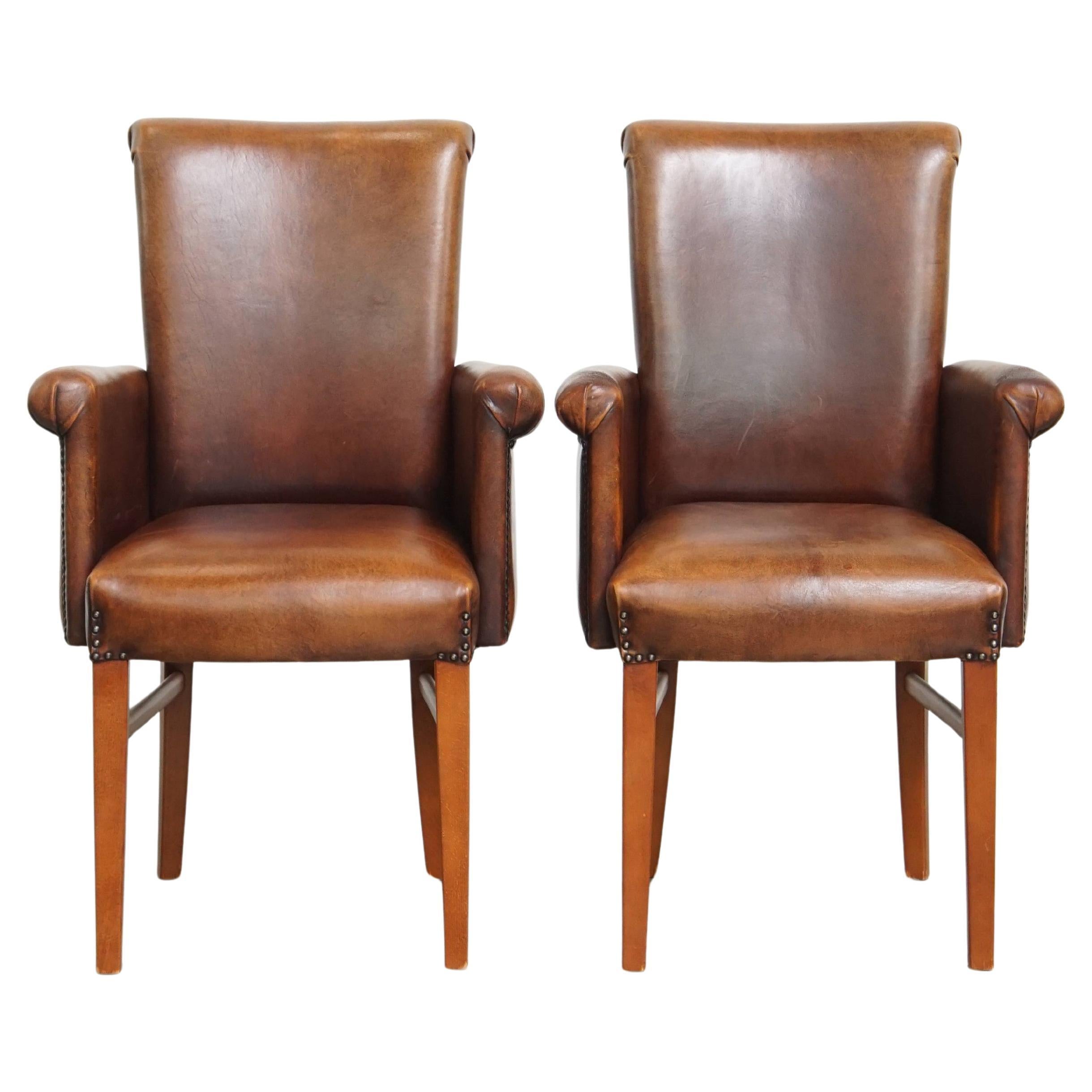 Ensemble de 2 chaises de salle à manger / chaises d'appoint en cuir de mouton avec accoudoirs en vente