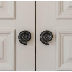 2er-Set Muschel-Türknöpfe aus glasierter Keramik von Gazar Studio