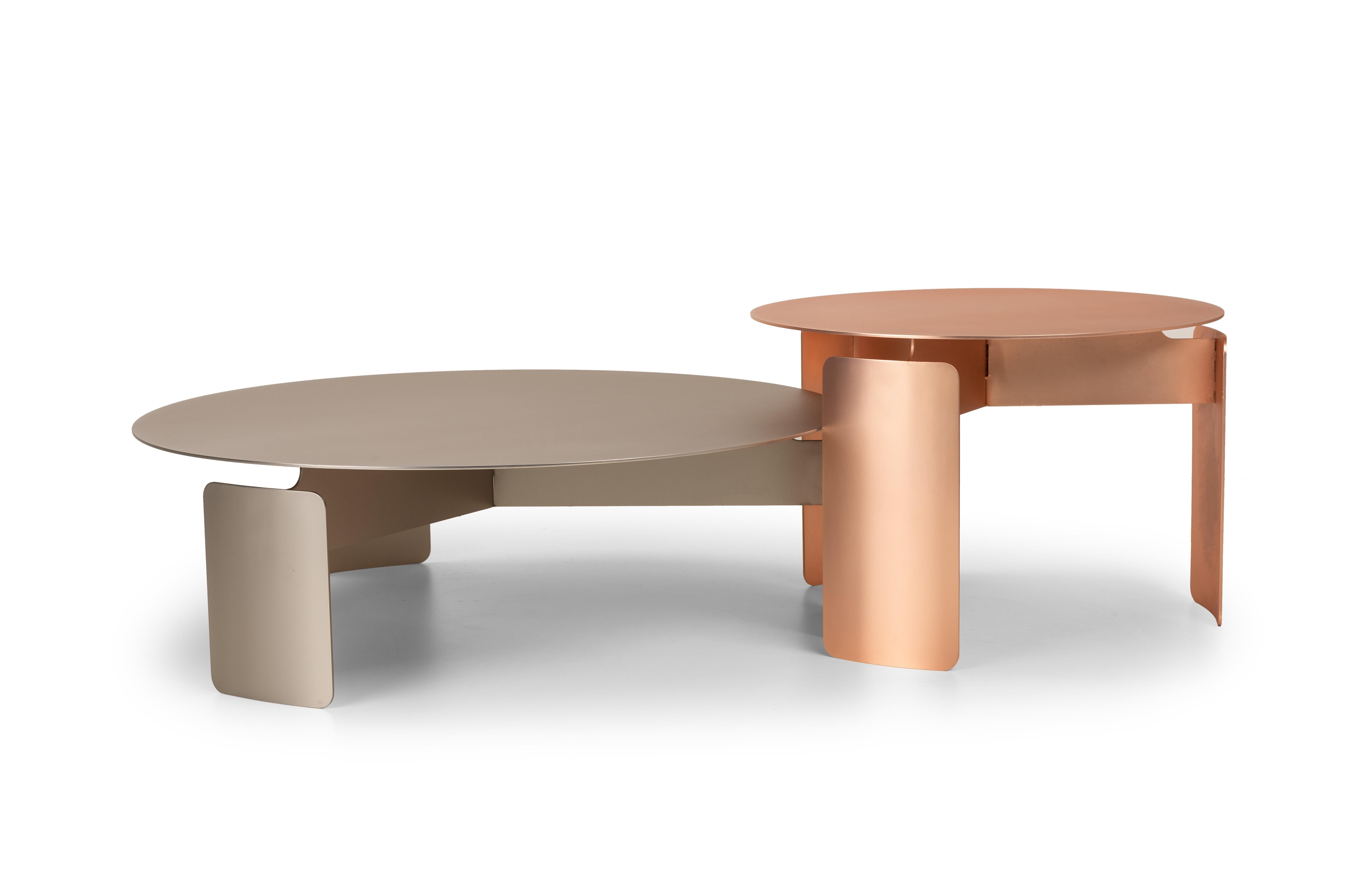 Set of 2 Shirudo Tables by Mingardo
Dimensions: D90 x H28 cm // D60 x H 40 cm
Materials: Stainless steel with pink gold finish
Stainless steel with matt cloudy bronze finish
Matt nickel plated stainless steel
Stainless steel with burnished iron