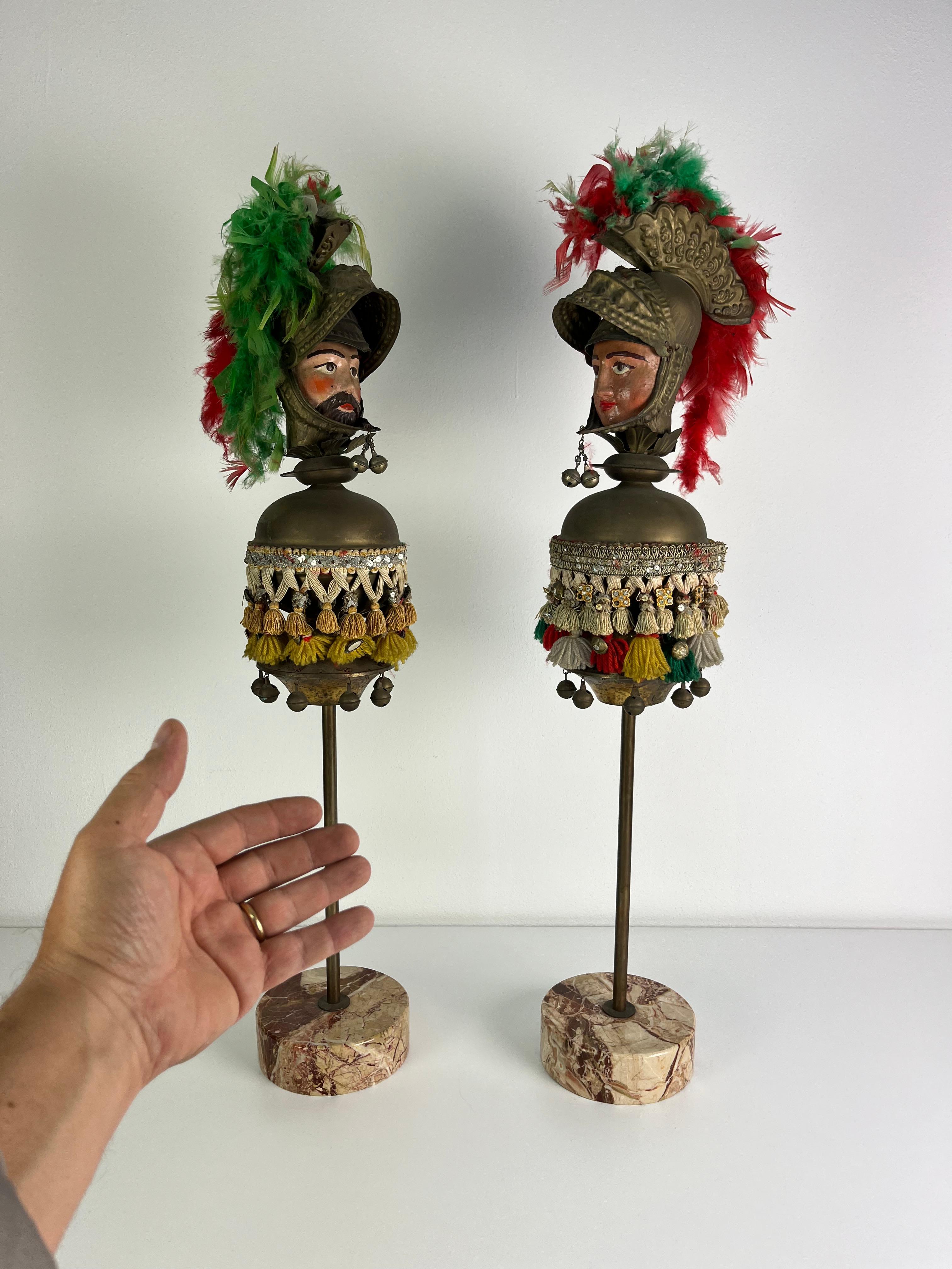Ensemble de 2 têtes de paladin sicilien avec base en marbre, années 1940, hauteur 90 cm.
Les têtes reposent sur des pièces en laiton et en cuivre de harnais de parade équestre de l'époque.
Objets d'ameublement spéciaux, trouvés dans un appartement
