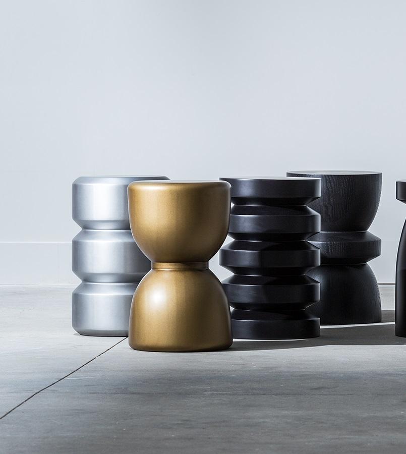 XXI secolo e contemporaneo Set di 2 tavolini/sgabelli con legno massiccio laccato