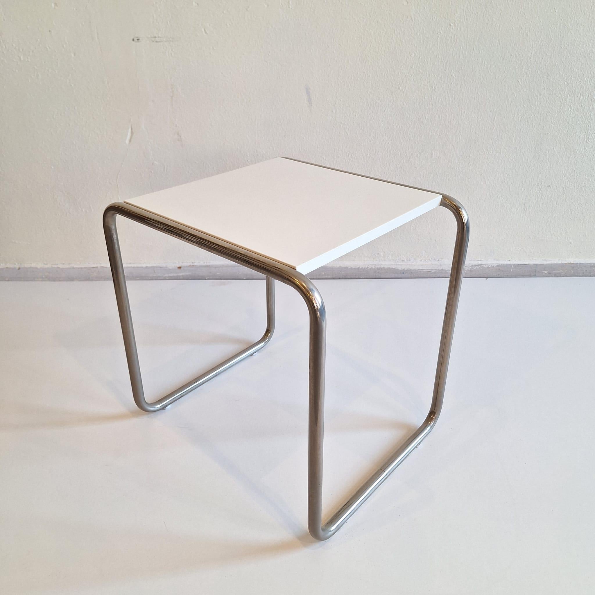 Ces tables d'appoint B9 ont été conçues à l'origine en 1972 pour la cafétéria du bâtiment du Bauhaus à Dessau et ont été produites par Tecta dans les années 1980 sous licence des archives du Bauhaus.

La particularité de cette version est que la