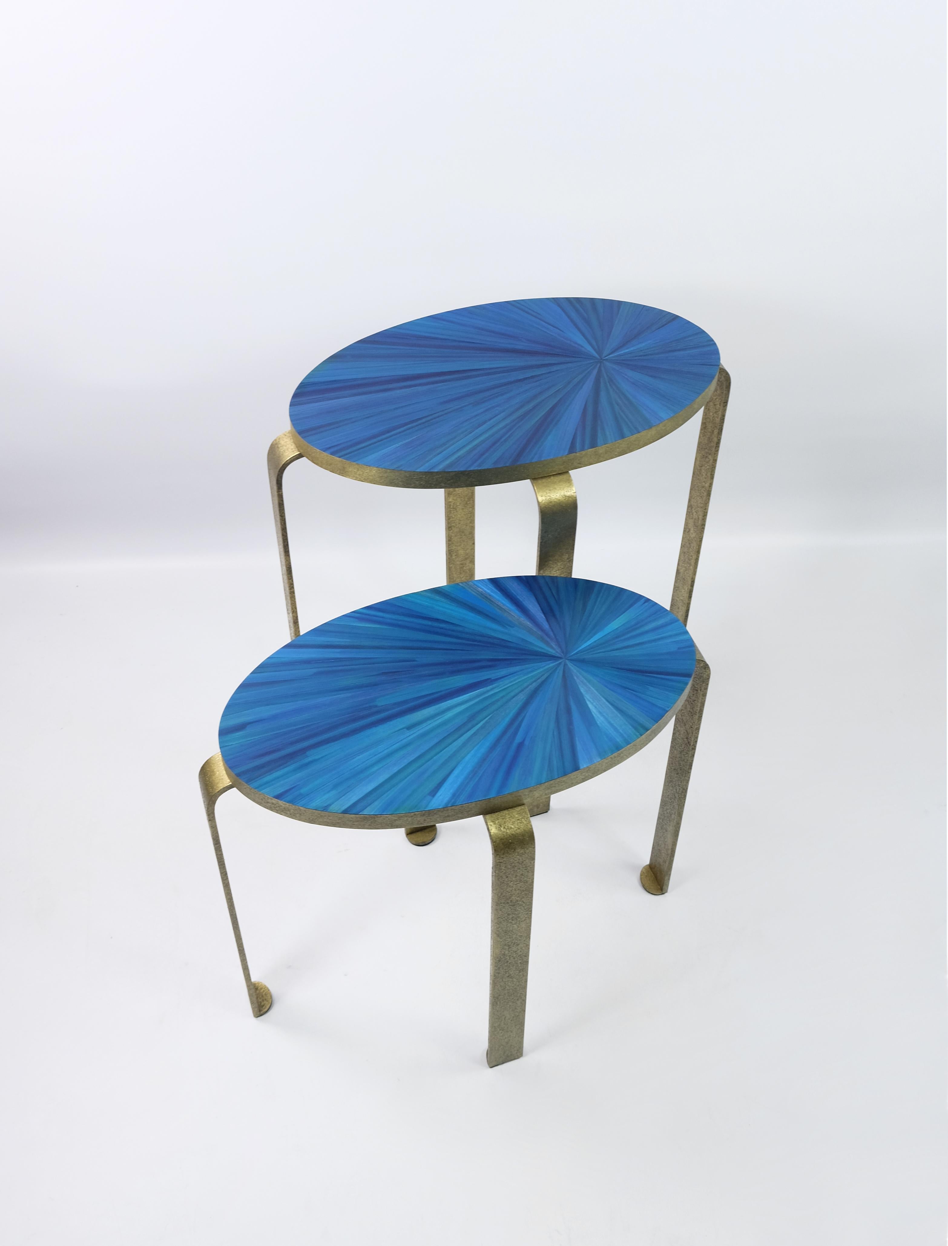 Art déco Ensemble de 2 tables d'appoint en marqueterie de paille bleue et laiton texturé par Ginger Brown en vente