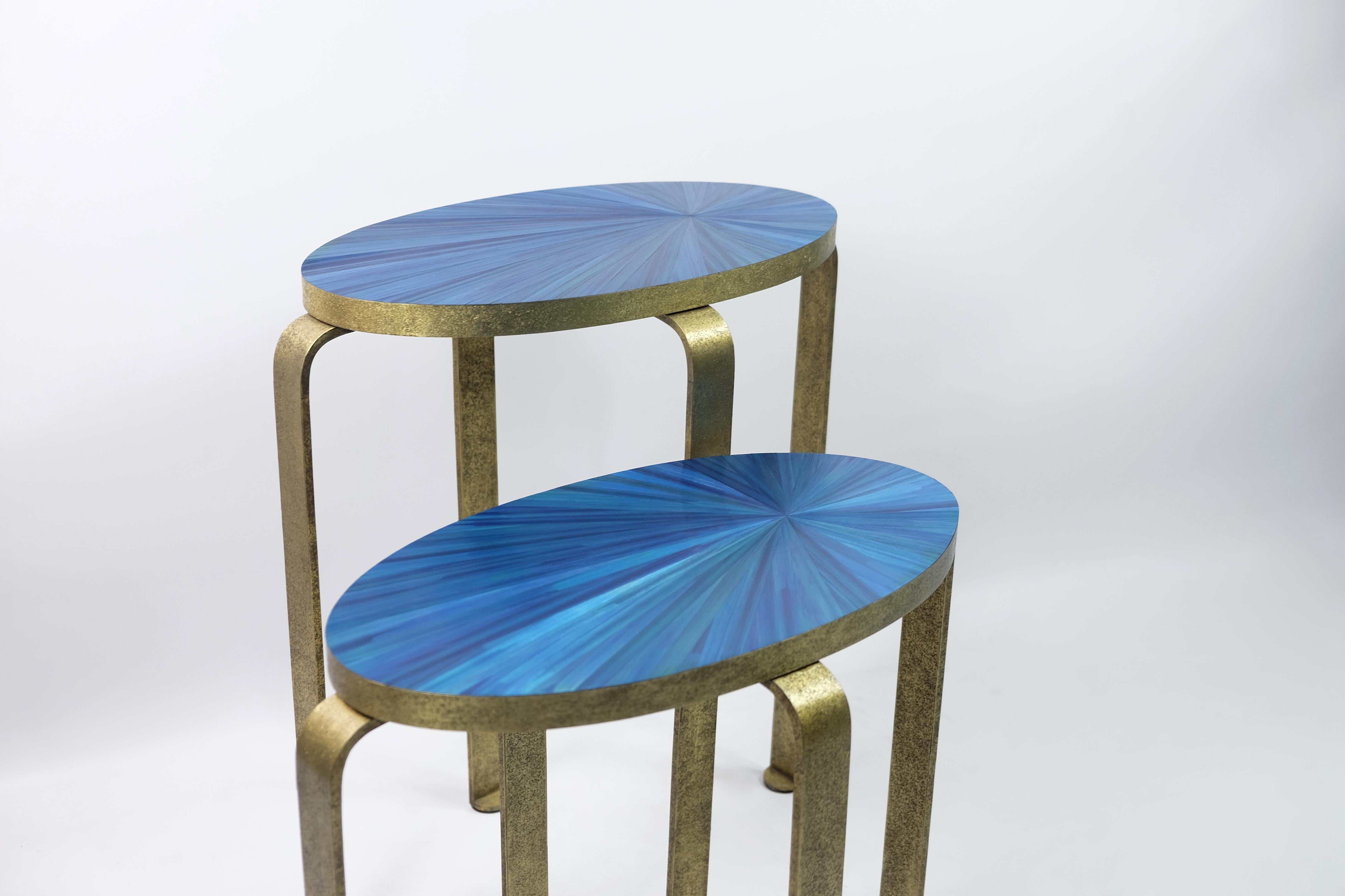 Français Ensemble de 2 tables d'appoint en marqueterie de paille bleue et laiton texturé par Ginger Brown en vente