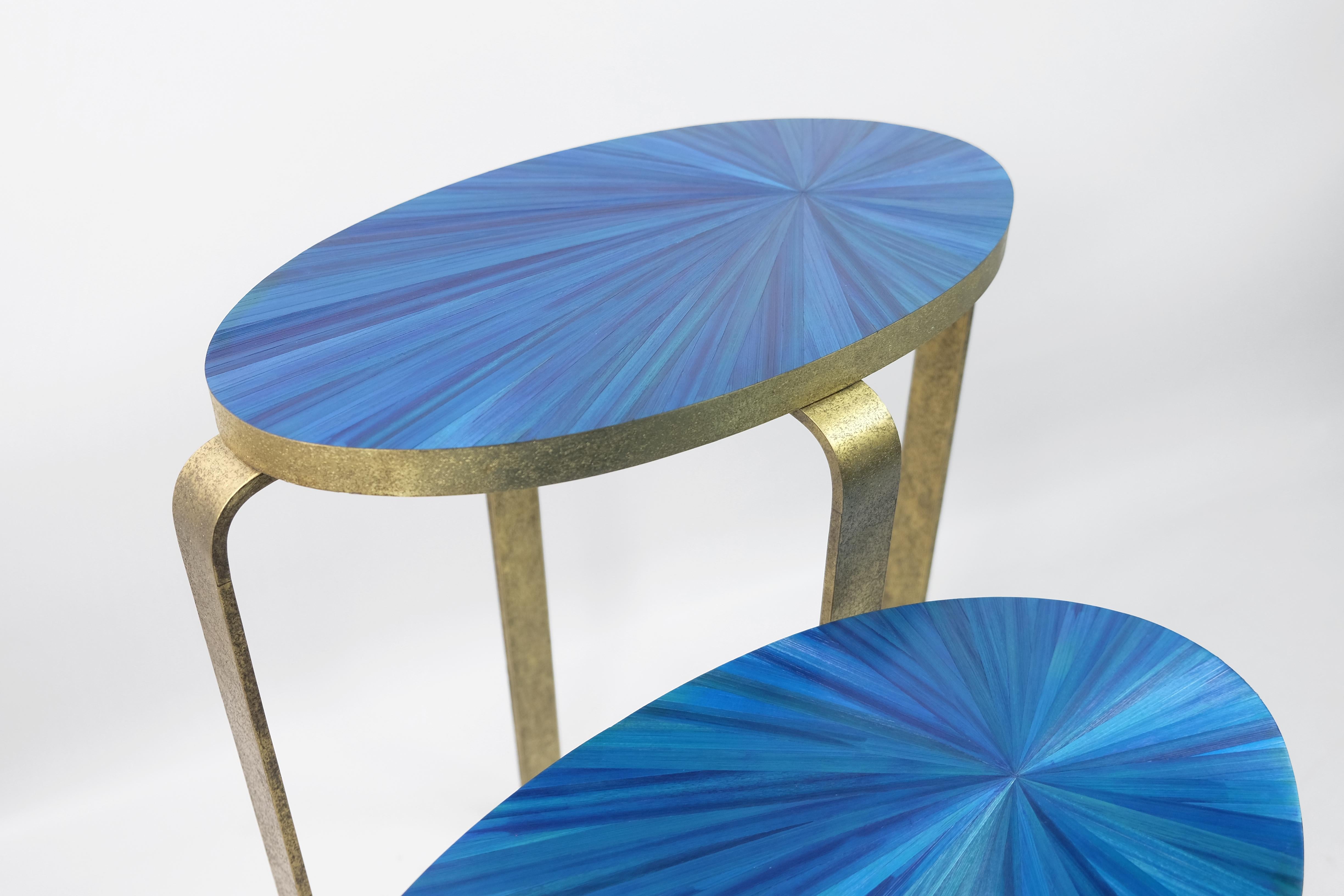 Martelé Ensemble de 2 tables d'appoint en marqueterie de paille bleue et laiton texturé par Ginger Brown en vente