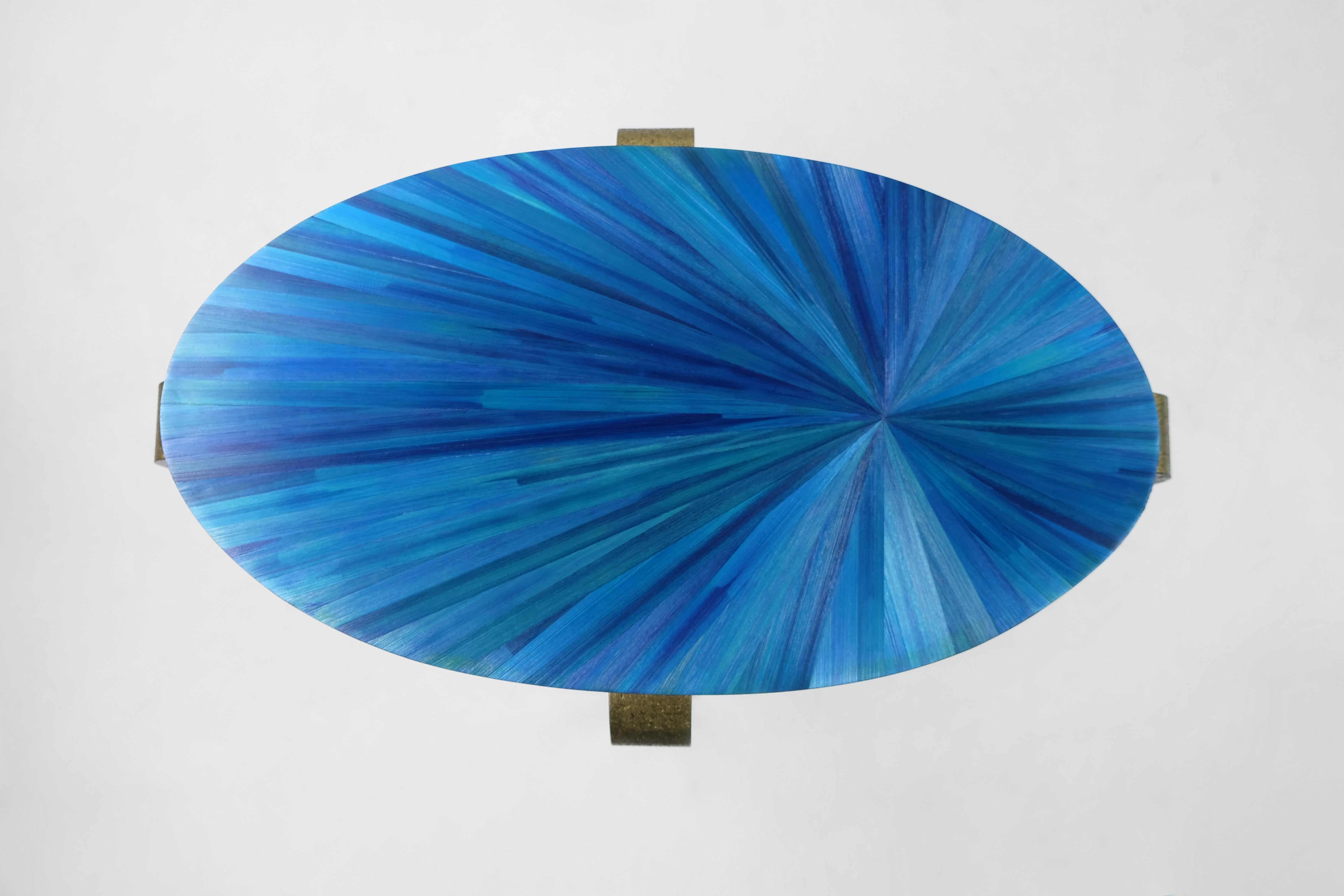 Ensemble de 2 tables d'appoint en marqueterie de paille bleue et laiton texturé par Ginger Brown Neuf - En vente à Bourguebus, FR