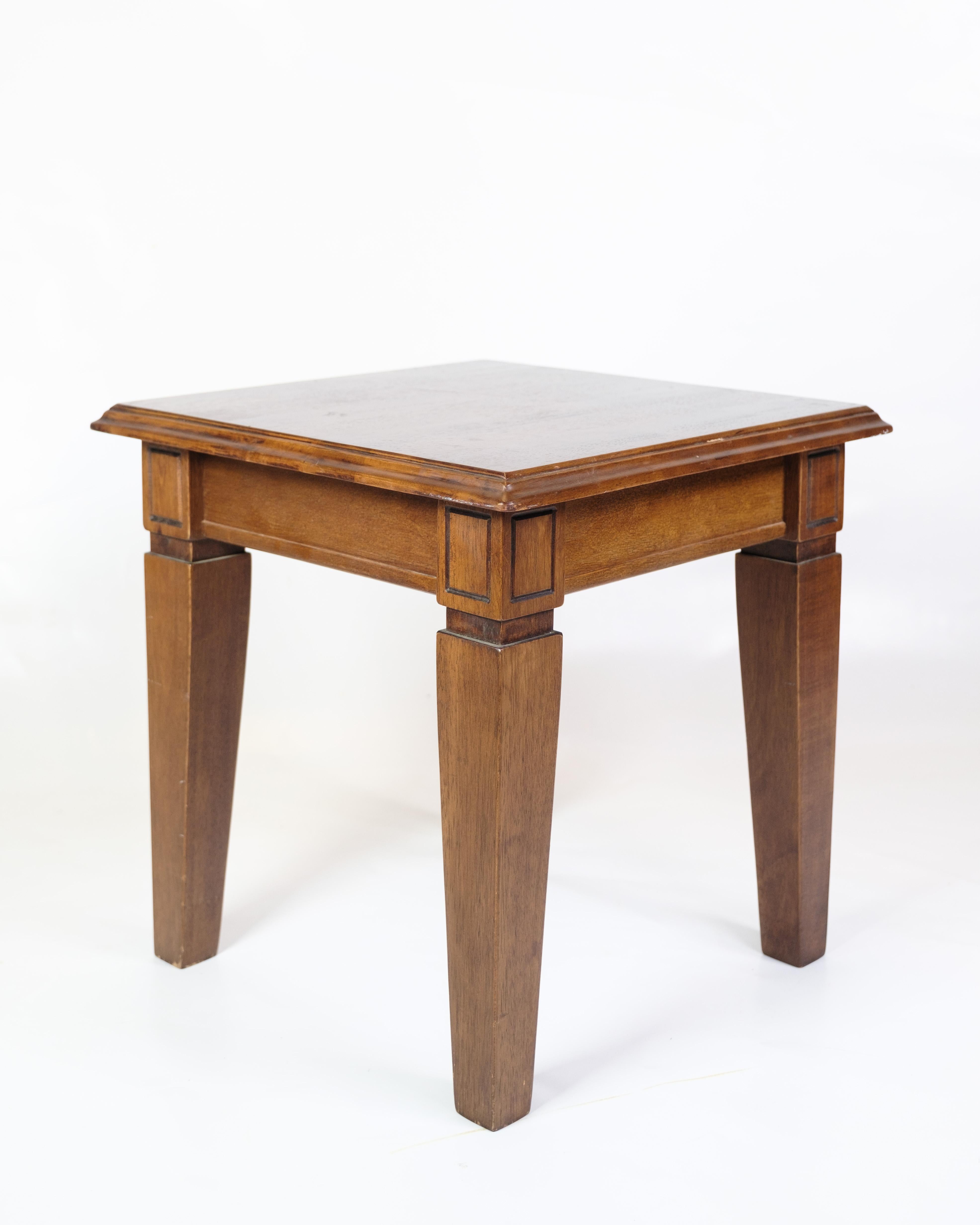 Cet ensemble de deux tables d'appoint est un bel exemple de design danois des années 1970. Fabriquées en bois poli, les tables dégagent une élégance et une simplicité intemporelles qui s'inscrivent parfaitement dans l'esthétique nordique.

Chaque