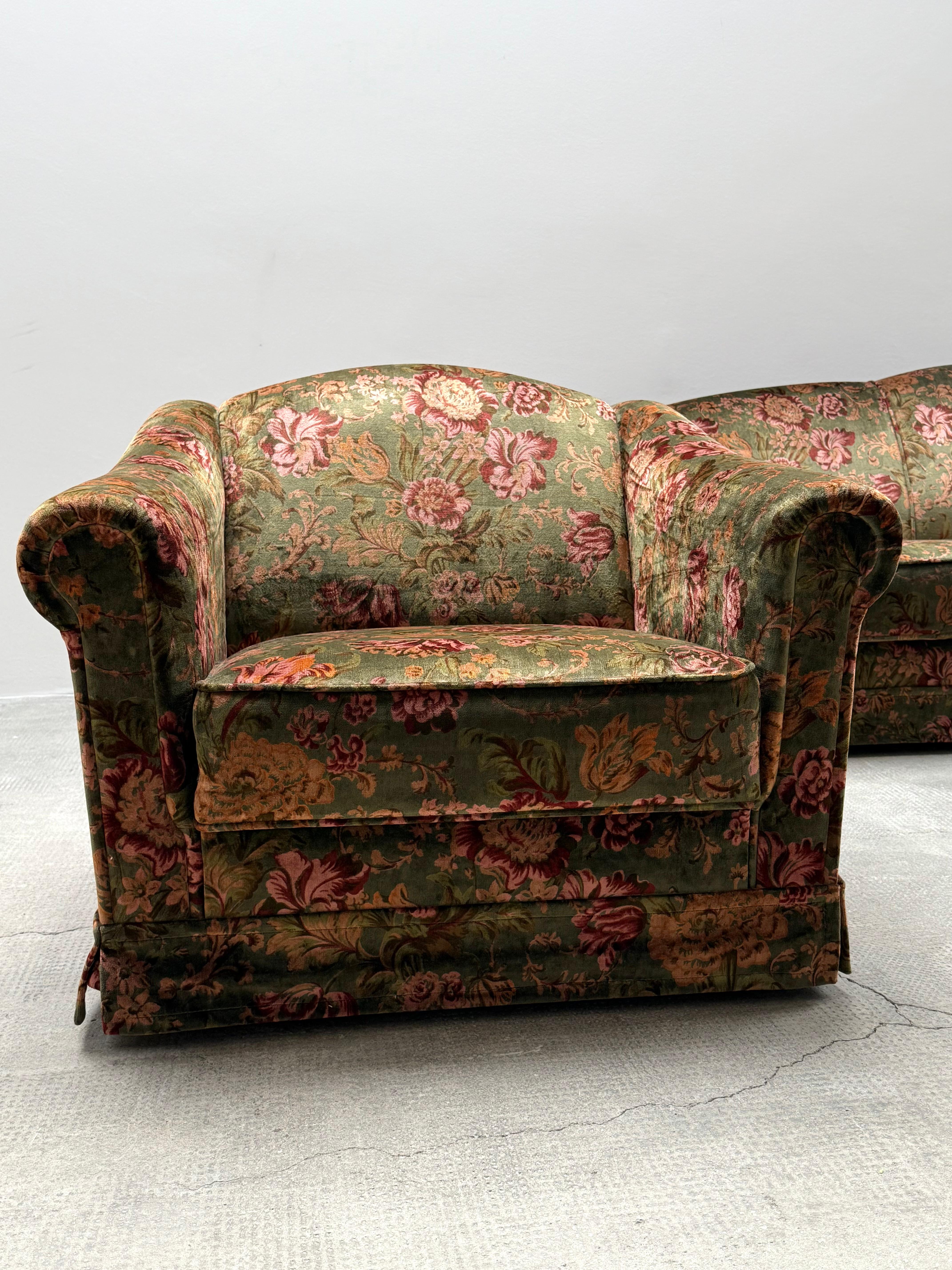 Magnifique et romantique ensemble de 2 fauteuils en velours de soie très fin avec un magnifique motif floral, Italie, années 1960.

Les fauteuils sont vraiment indescriptiblement confortables pour s'asseoir avec ses ressorts, et comme il a été placé