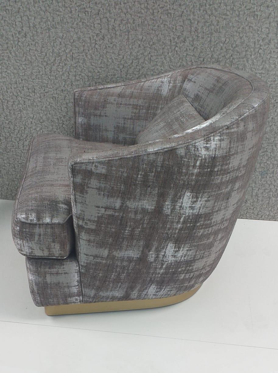 Der Sessel Romana ist ein sehr klassisches und bequemes Möbelstück von unvergleichlicher Qualität, das für den täglichen Gebrauch bestimmt ist.
Gepolstert mit Stoff ref. Fletcher L9016/05 kombiniert mit Sockel aus gebürstetem Messing.
Inklusive