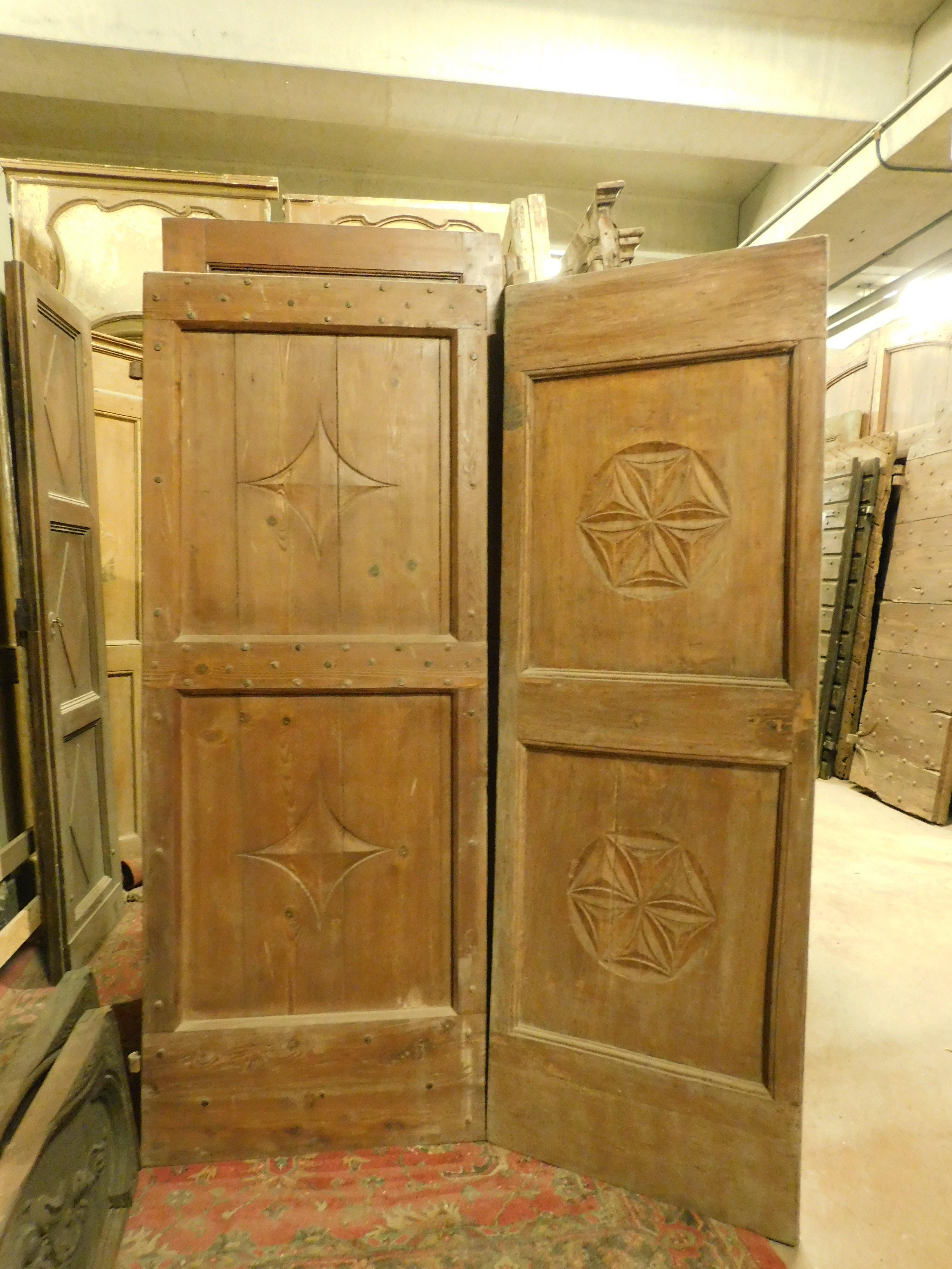 Old set of 2 single antique vintage doors in larch and poplar wood, rustic style with carved panels, from the mountainous area of ​​the Aosta Valley in Italy and original from the 19th century. The door on the right is poplar and measures cm L 65 x