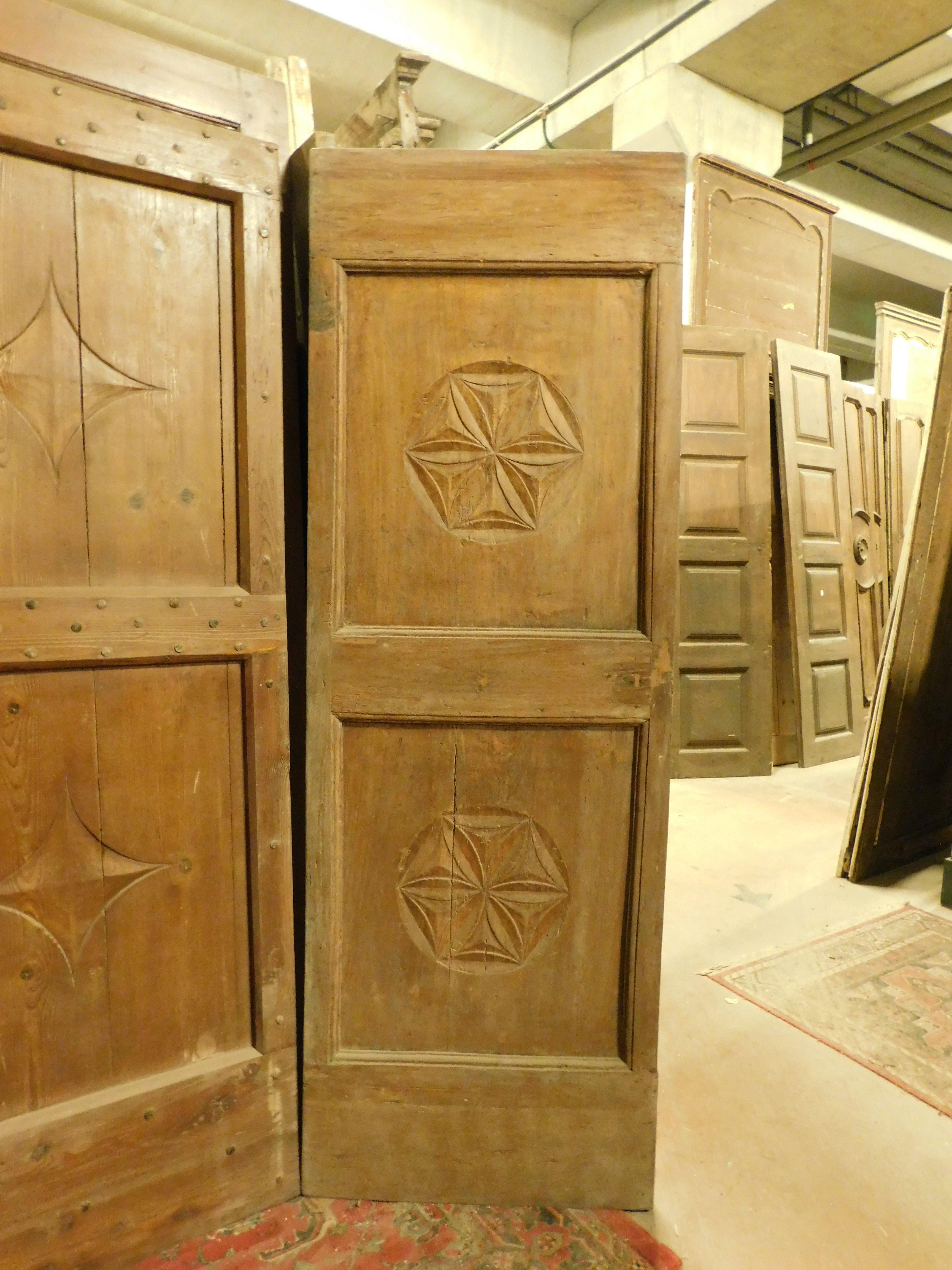 set of 2 Single wooden doors, rustic with carved panels, Italy In Good Condition For Sale In Cuneo, Italy (CN)