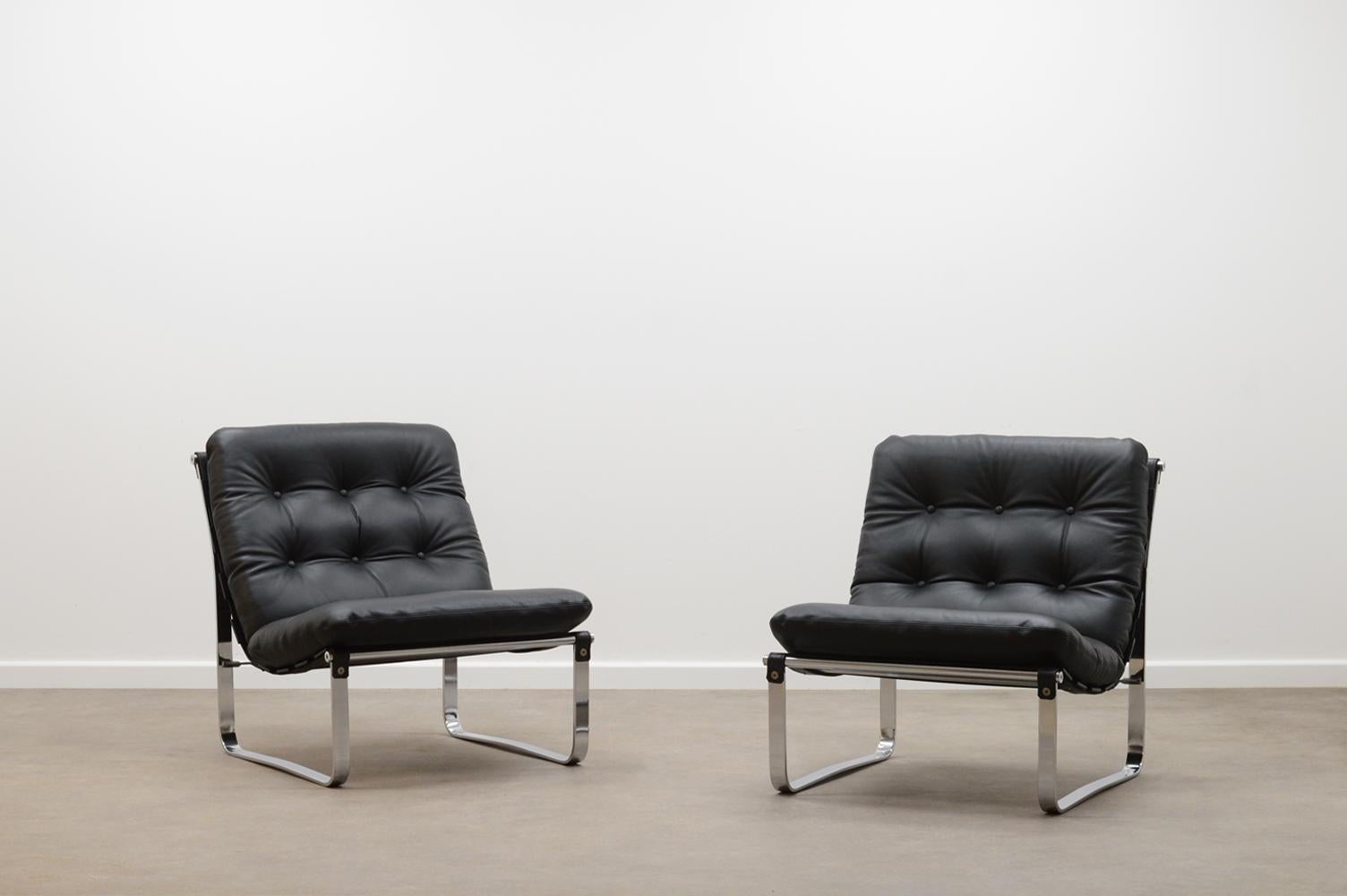 Set of 2 sling chairs by Ico Parisi for MIM Roma, Italy 60’s. Chrome metal frame, wooden slats and reupholstered black leather seats. Some slats have been reattached at invisible places. Comfortable chairs in good vintage condition. 

