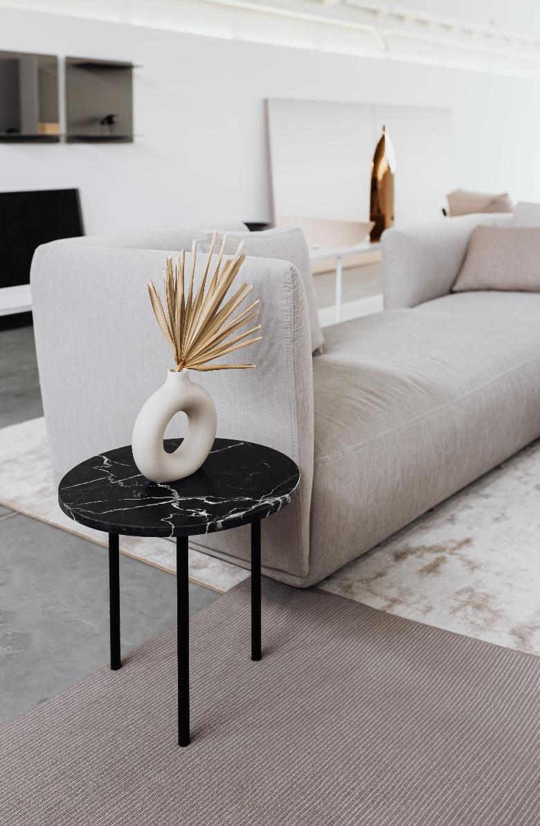 Set of 2 small and medium marble Gruff coffee tables by Un’common
Dimensions: D 70 x H 35 cm / D 45 x H 45 cm.
Materials: grooved Petra Gray marble, Nero Marquina marble.
Available in 4 marbles: polished White Carrara, White Carrara grooved with
