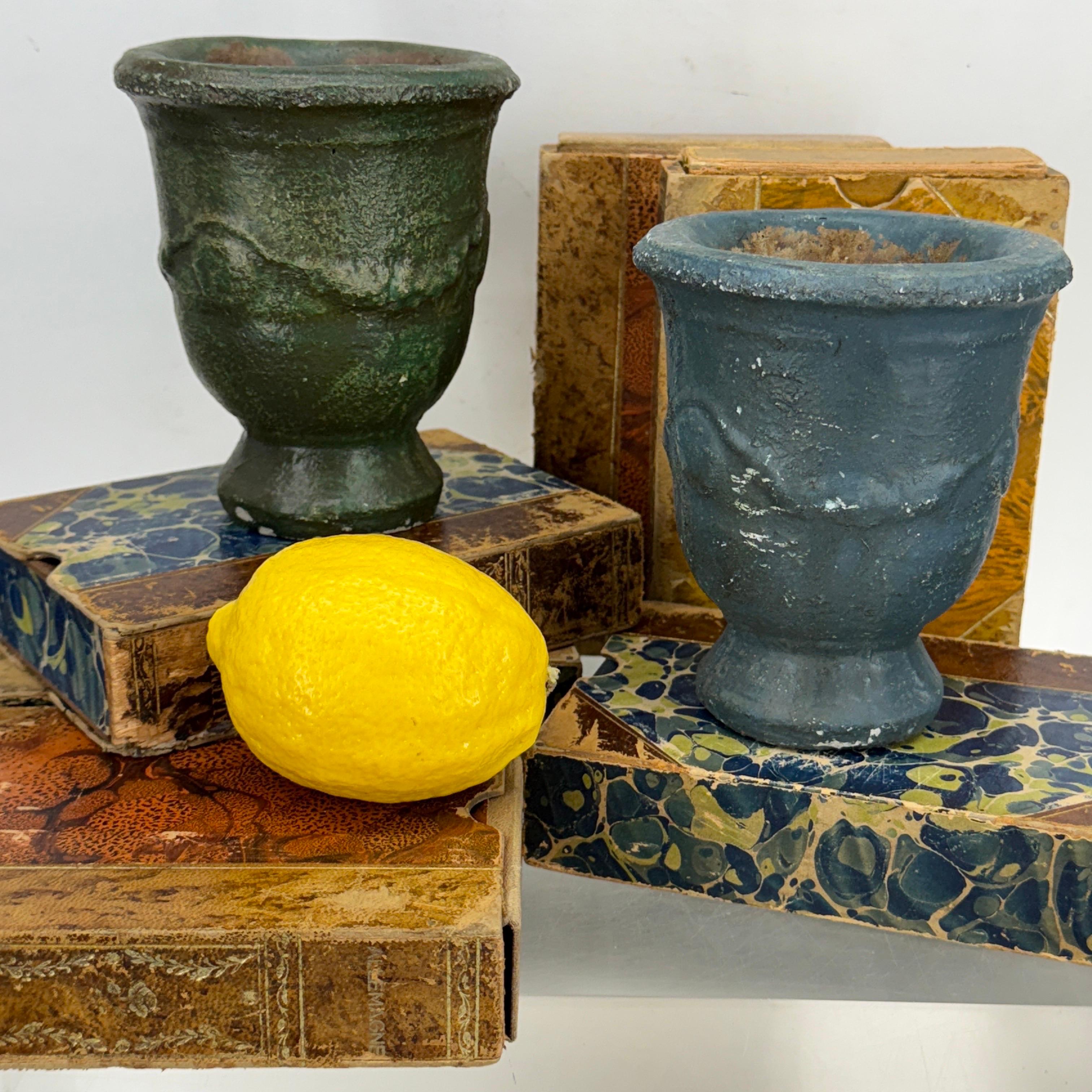 Ensemble de 2 petits pots d'urne de jardin de style français, émaillés à l'Anduze en vente 2