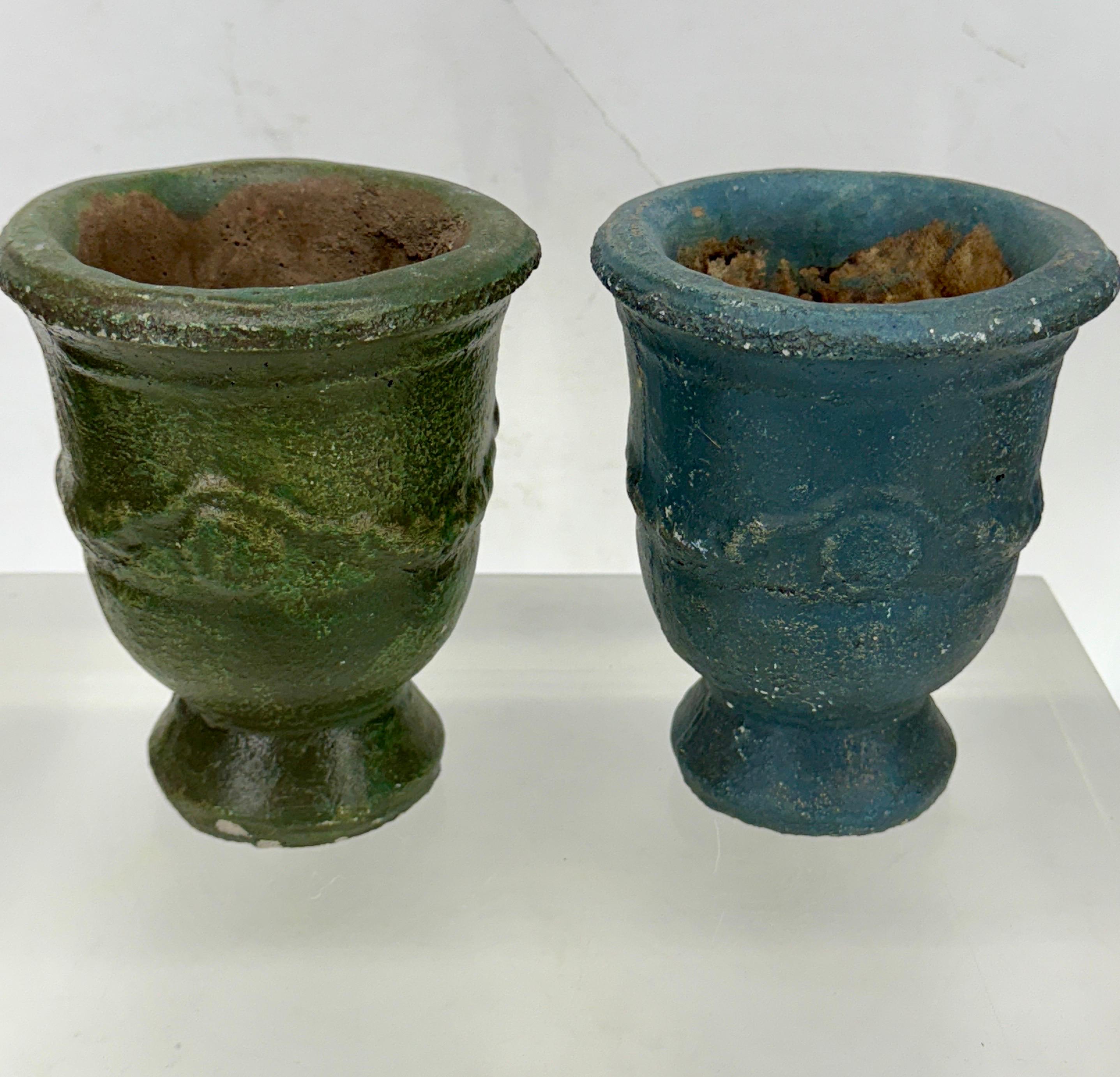 Charmant ensemble de 2 petits pots de jardin de style français en terre cuite émaillée d'Anduze en vert et bleu. Parfait pour une plante ou une petite topiaire. Merveilleux ajout à toute collection provinciale française ou création d'une nouvelle