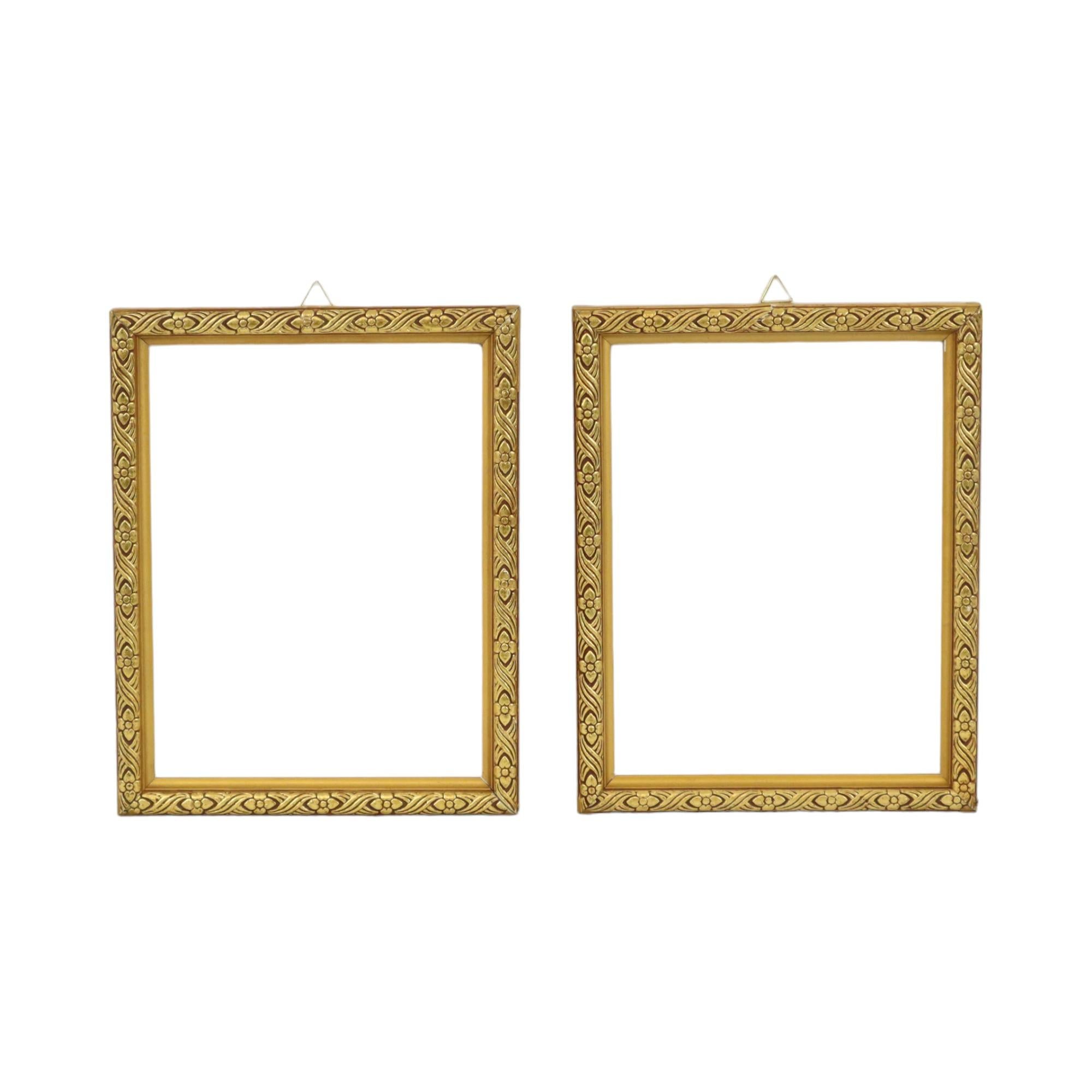 Set of 2 small golden pine frames, completely in antique style, decorated with flowers and patterns, circa mid 20th century.

Nice small size of frame, nice as a mirror, photo frame, Christmas decoration or of course to place a painting in!

These