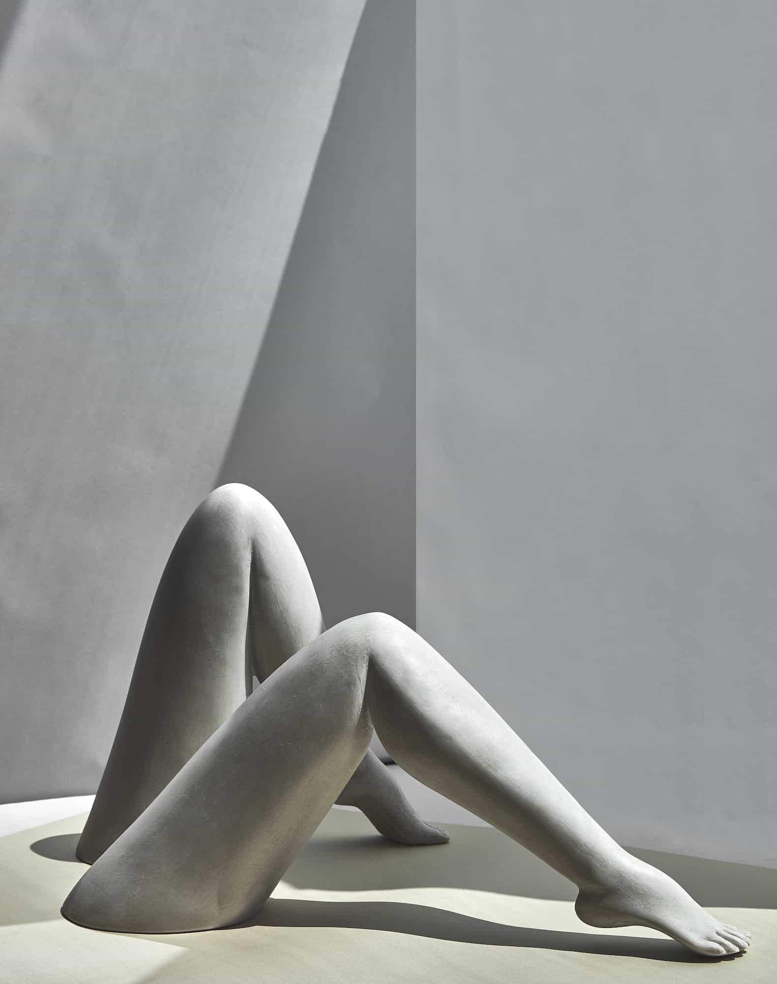 Set di 2 piccole sculture Le Gambe di Marcela Cure
Dimensioni: Gamba 1 L 35 x P 5 x H 16 cm / Gamba 2 L 21 x P 6 x H 21 cm
Materiali: Composito di resina e pietra

La nostra scultura Le Gambe è composta da due gambe individuali che possono essere