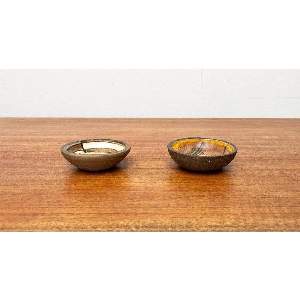 Piccole ciotole in Studio Pottery danese di metà secolo di Lise Eder per Lise Keramik, anni '60, set di 2, in ottime condizioni. Progettato tra il 1960 e il 1969 Questo pezzo ha un marchio di attribuzione.

Informazioni aggiuntive:
Materiali:
