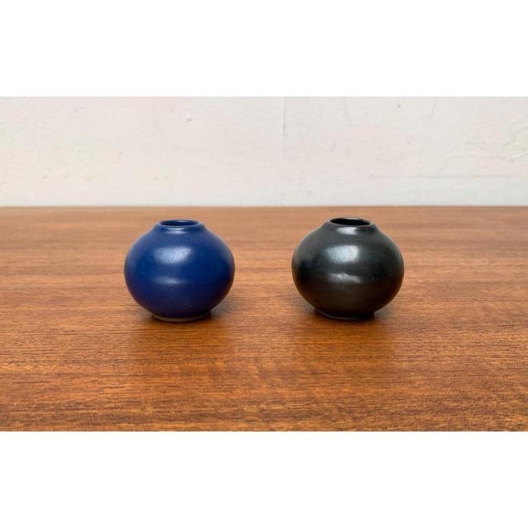 Small Mid-Century Minimalist Studio Pottery Ball Vases by Hildegard and Peter Delius for Hamelner Töpferei, 1960s, Set of 2, in Very Good conditions. Designed 1960 to 1969 This piece has an attribution mark.

Additional information:
Materials: