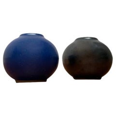 Juego de 2 pequeños jarrones de bola de cerámica Studio Pottery minimalista de mediados de siglo, años 60