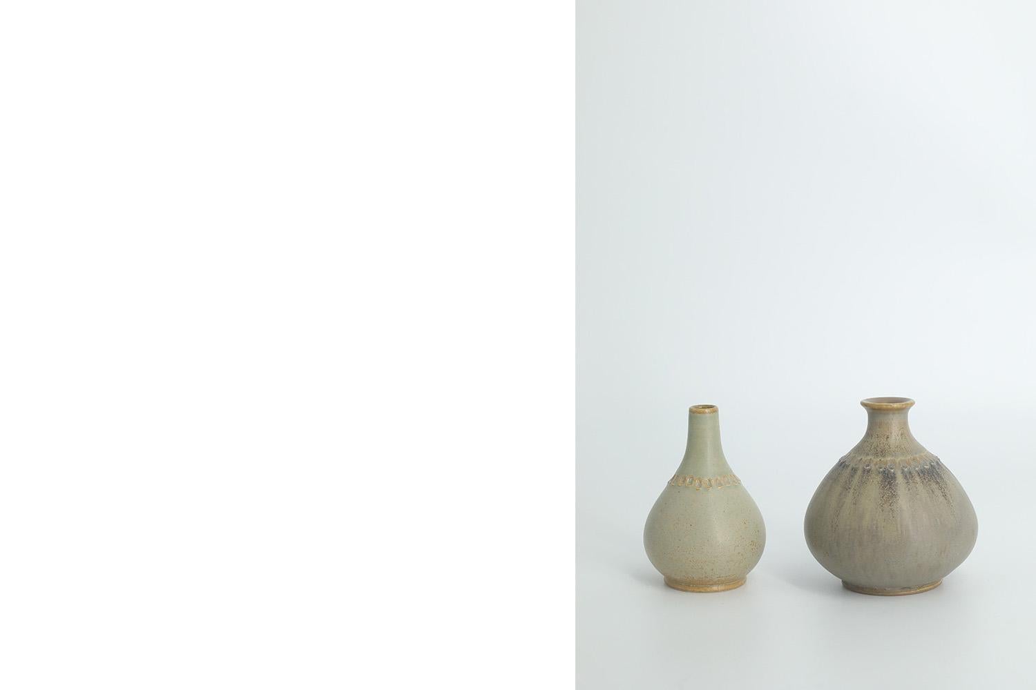 Set of 2 Small Mid-Century Swedish Modern Collectible Pistachio Stoneware Vases In Excellent Condition For Sale In Warszawa, Mazowieckie