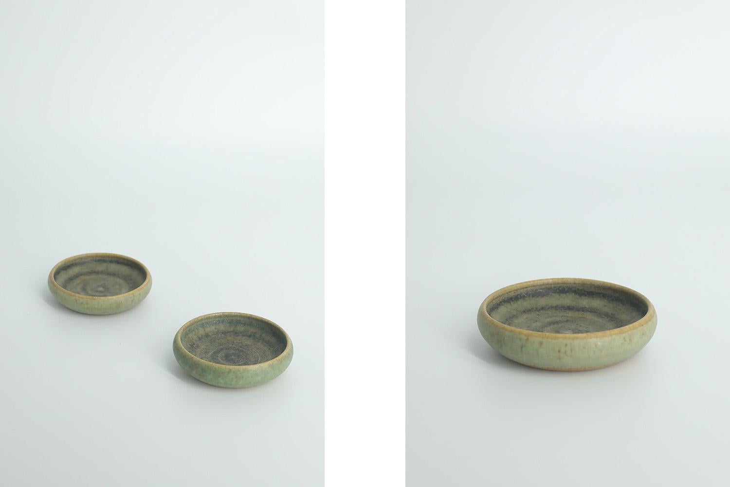 Scandinavian Modern Set of 2 Small Mid-Century Swedish Modern Collectible Sand Brown Stoneware Bowls For Sale