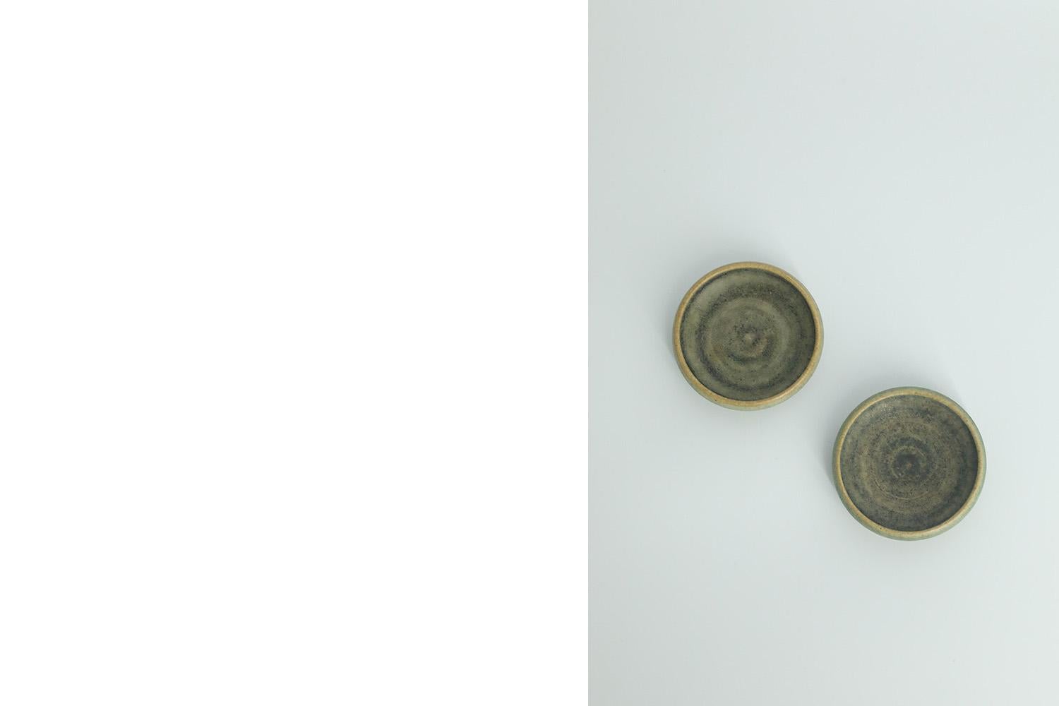 Set aus 2 kleinen schwedischen Modern-Sammelschalen aus der Jahrhundertmitte, sandbraun, aus Steingut (Schwedisch) im Angebot