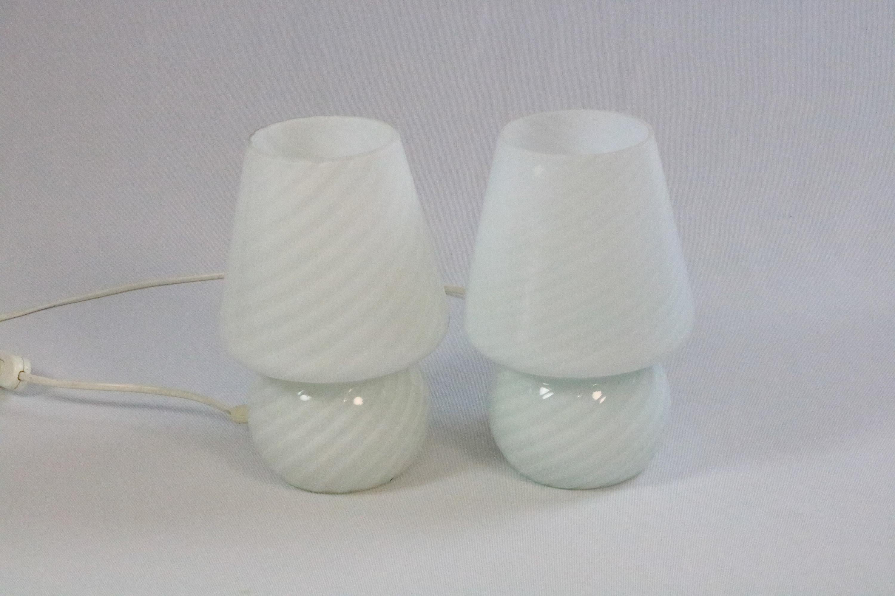 Set of 2 Small Murano Swirl Glass Table Lamps, Mushroom Style, Original 1980s For Sale 7