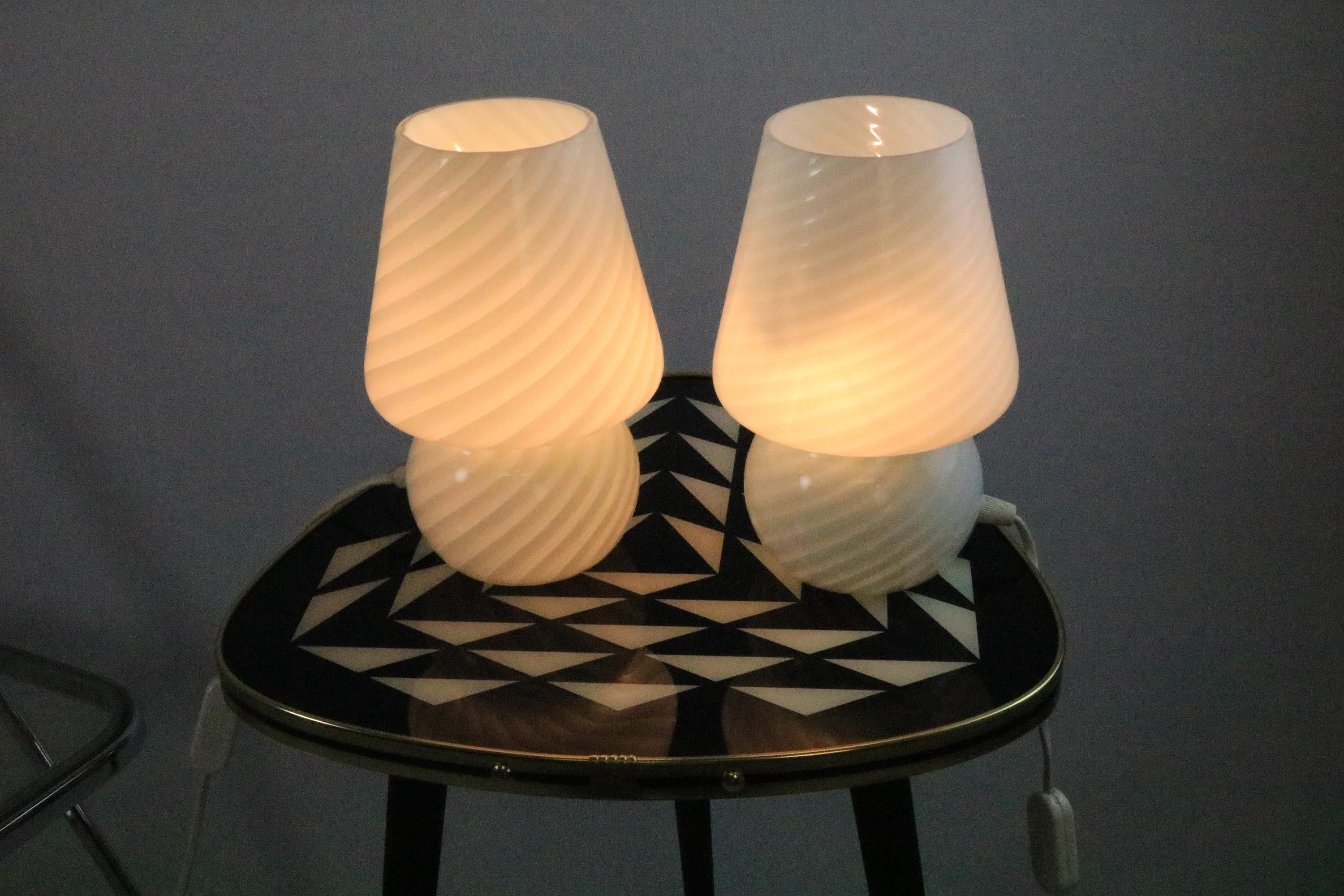 Mid-Century Modern Set of 2 Small Murano Swirl Glass Table Lamps, Mushroom Style, Original 1980s For Sale