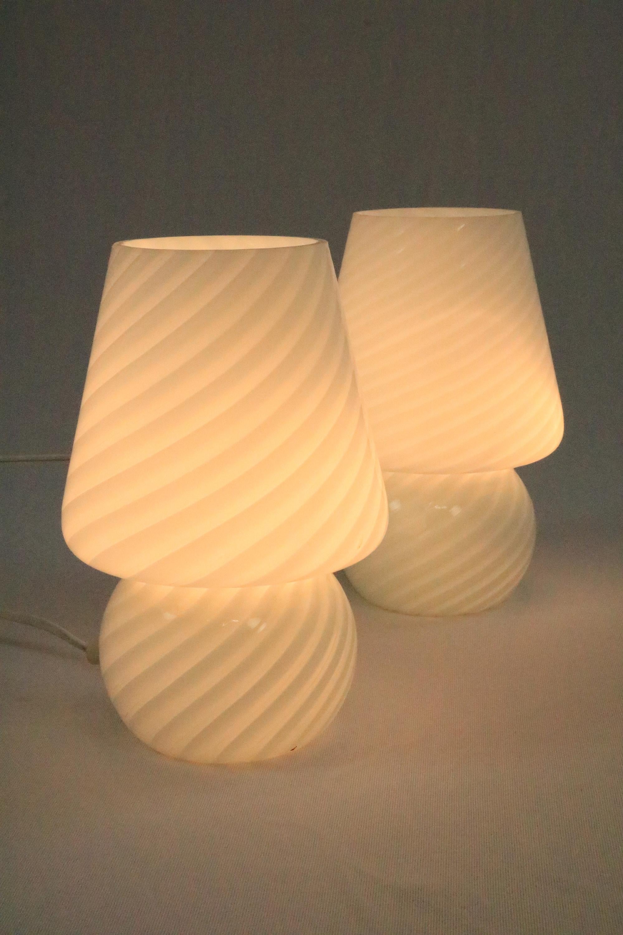 Set of 2 Small Murano Swirl Glass Table Lamps, Mushroom Style, Original 1980s For Sale 1