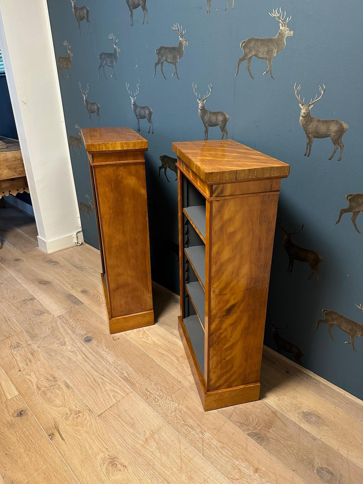Edwardian Set of 2 small open bookcases For Sale