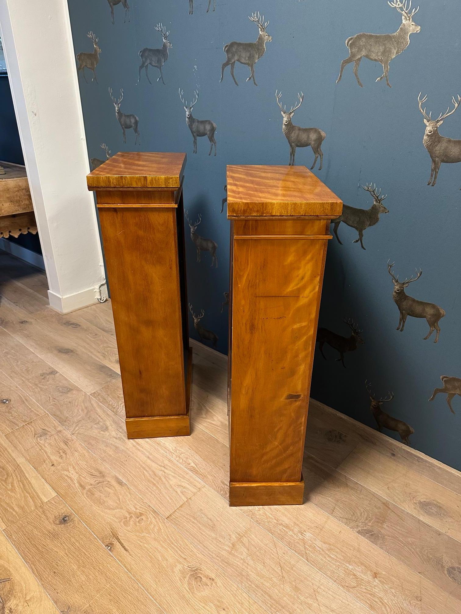 British Set of 2 small open bookcases For Sale