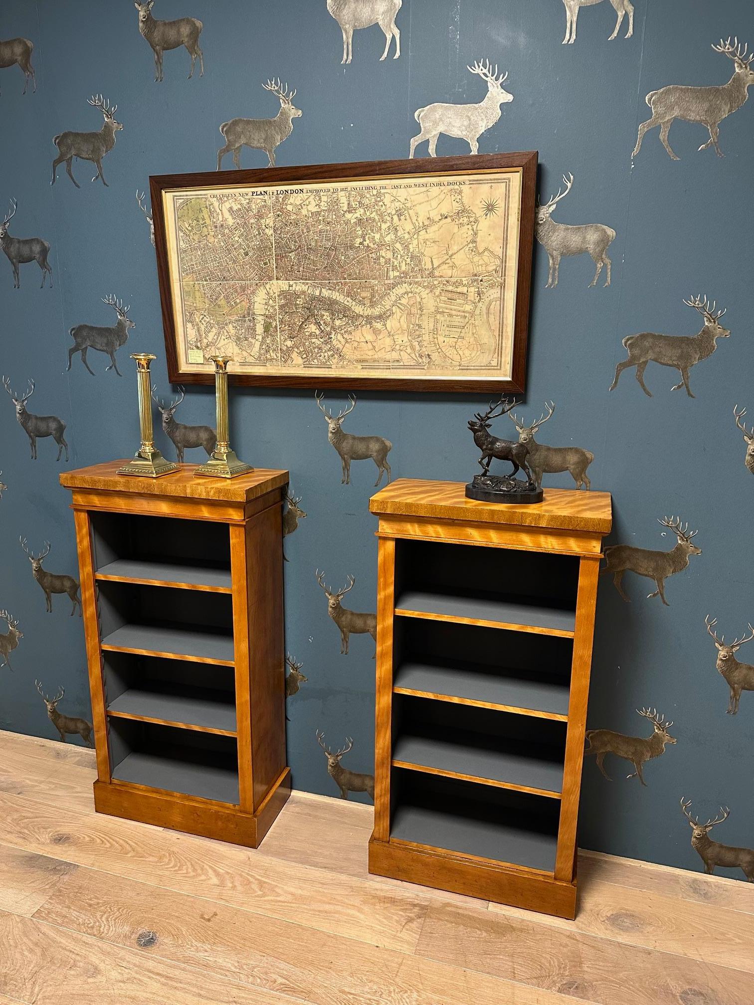 Set of 2 small open bookcases For Sale 1