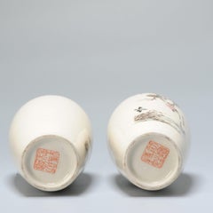 Set von 2 kleinen japanischen Satsuma-Vasen aus der Showa-Periode mit Kalligrafie und Markierung