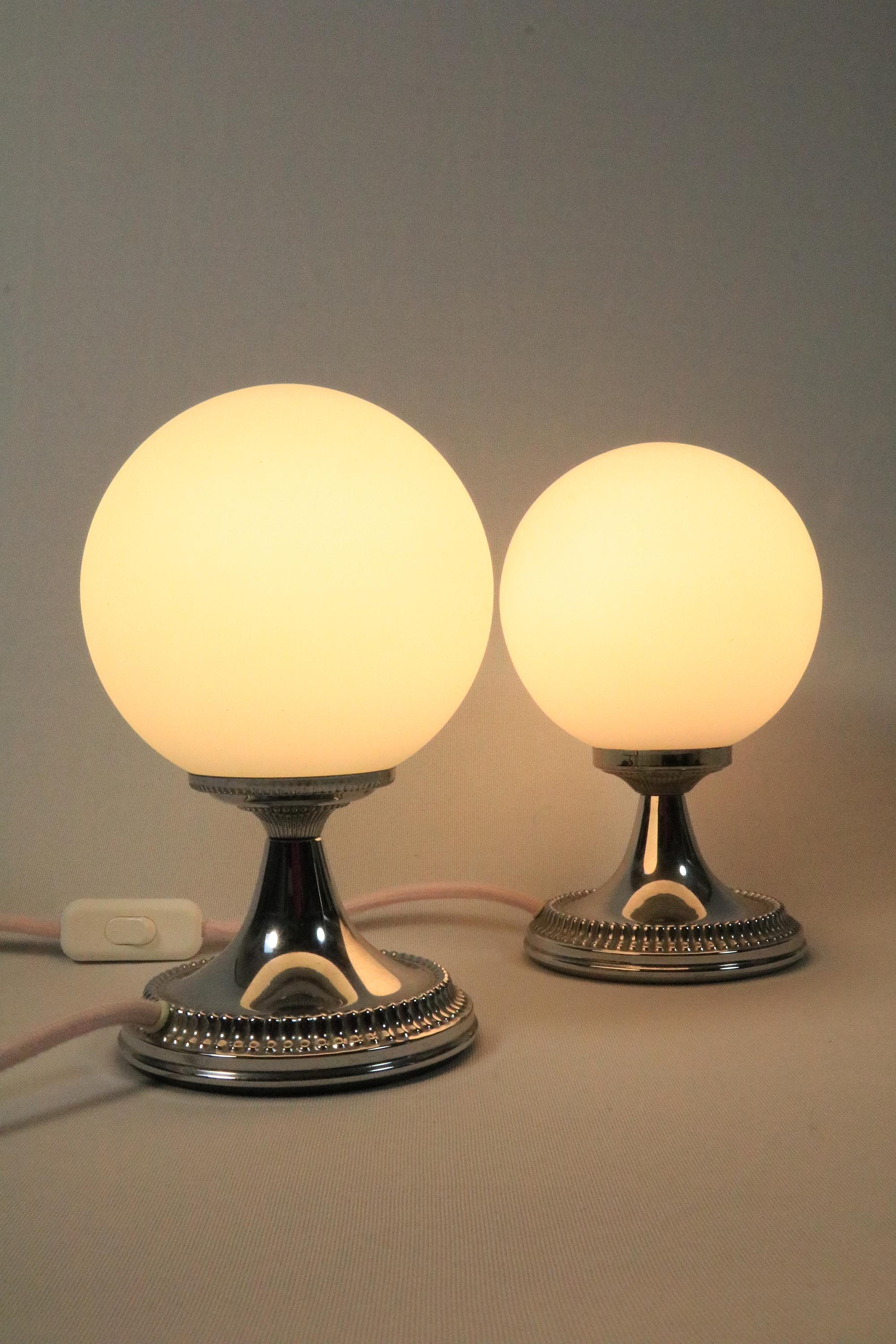 Satz von 2 kleinen Tischlampen, Art Deco Stil, 1970er Jahre im Zustand „Gut“ im Angebot in Berlin, BE
