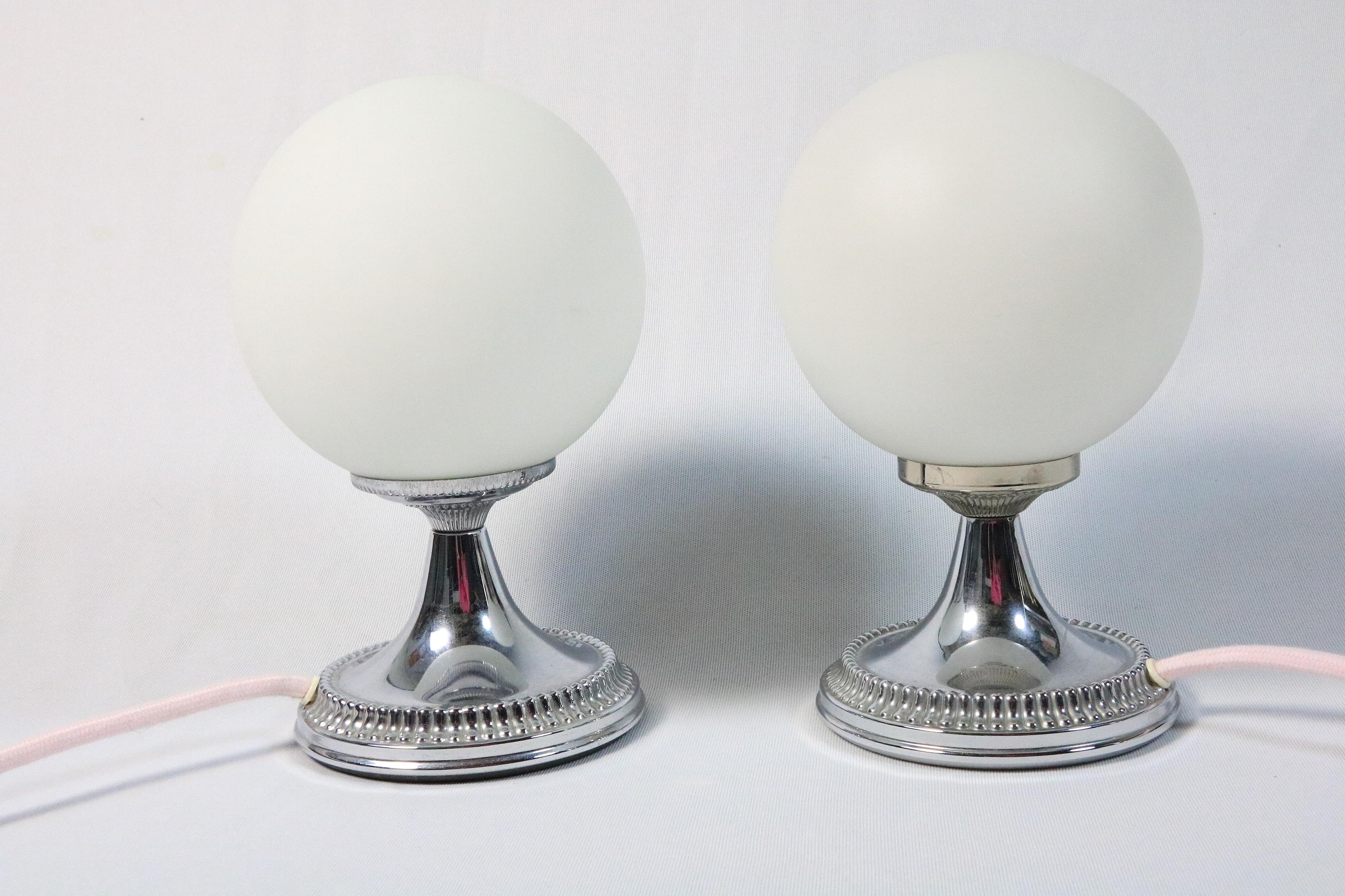 Satz von 2 kleinen Tischlampen, Art Deco Stil, 1970er Jahre (Metall) im Angebot