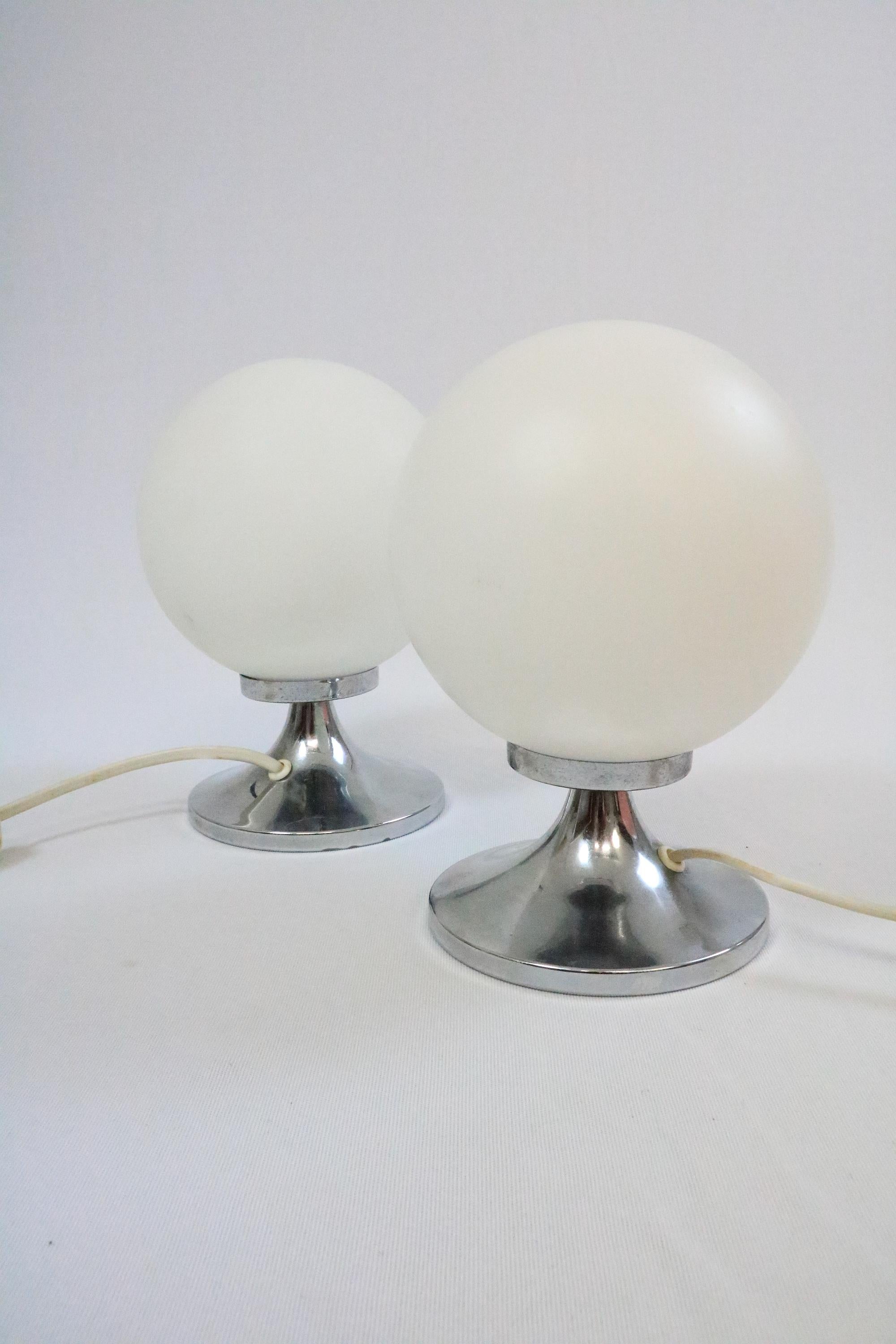 A beautiful set of two small table lamps with glass globes and a metal base in tulip design.

Manufacturer: Wortmann & Filz

In good condition with slight traces in the chrome.

The old cables will be replacedin a new textile cable (see