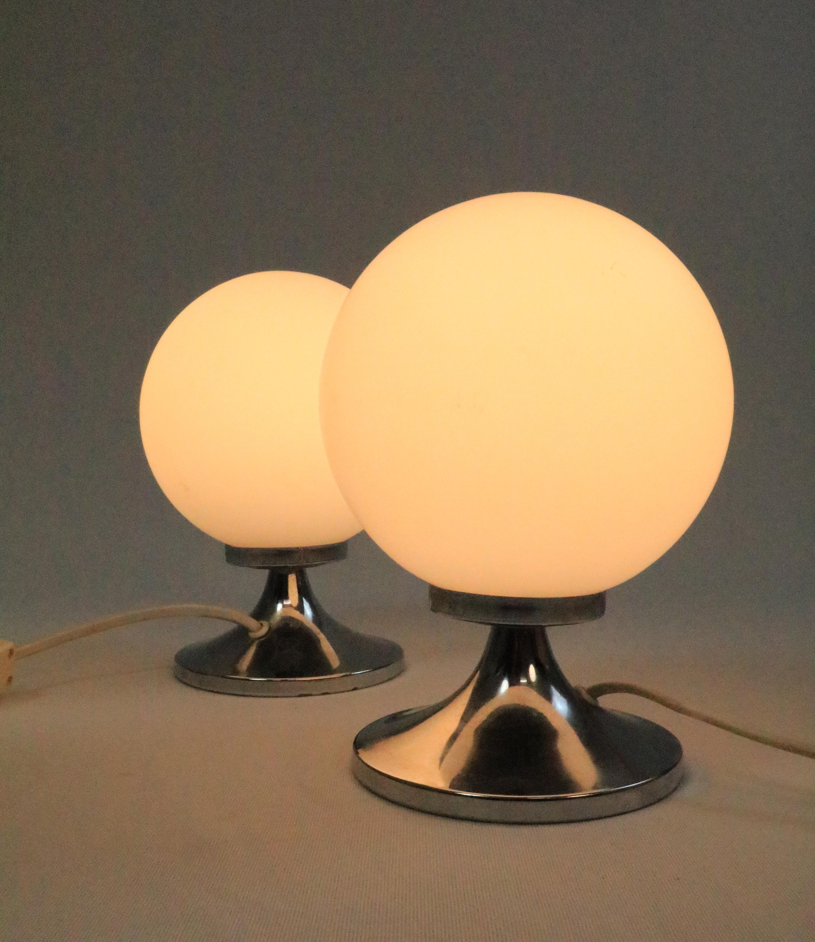 Set of 2 Small Table Lamps, Glass Ball, Tulip Base, Original 1970s In Good Condition For Sale In Berlin, BE