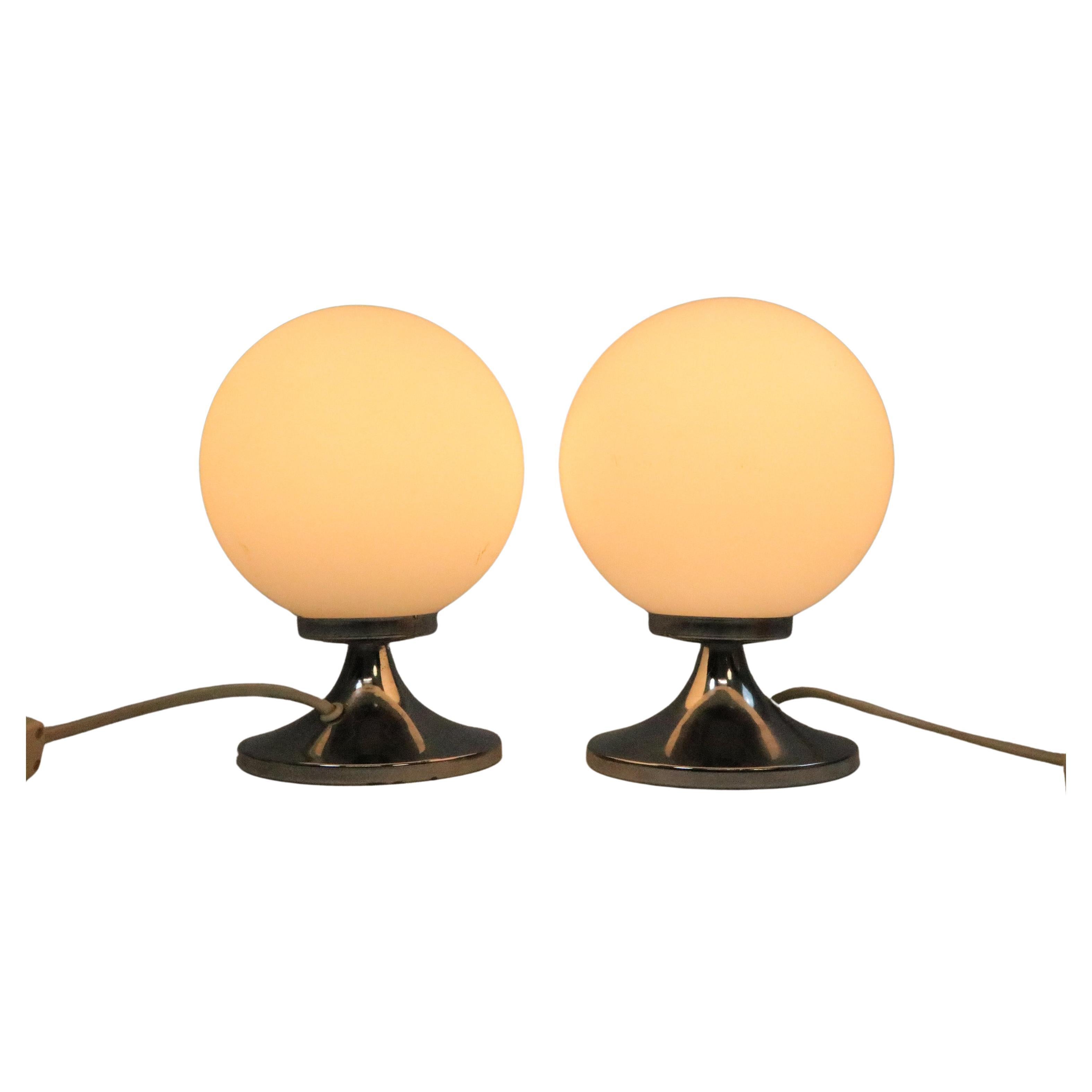 Ensemble de 2 petites lampes de table, boule de verre, base en forme de tulipe, années 1970