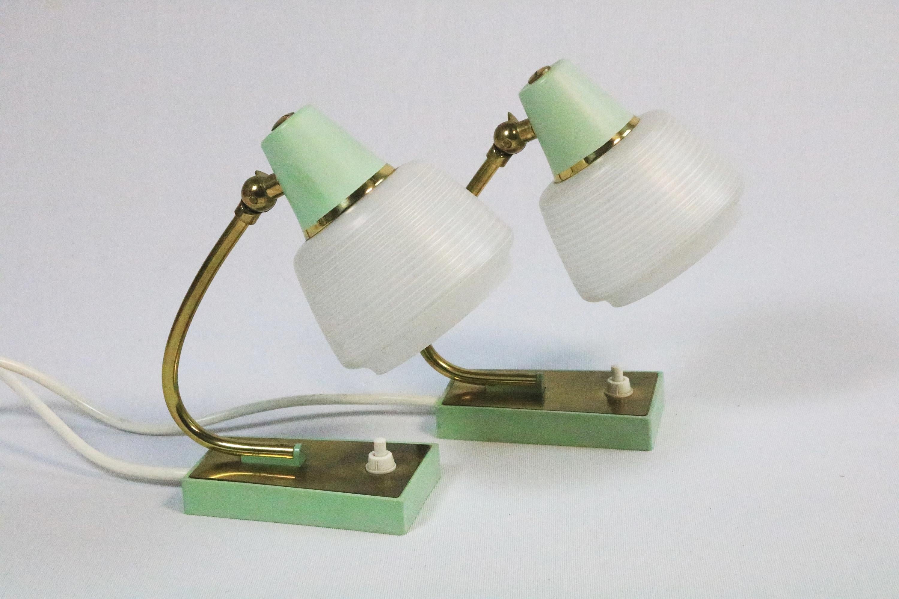 Mid-Century Modern Ensemble de 2 petites lampes de bureau du milieu du siècle dernier, laiton/vert menthe, Allemagne en vente