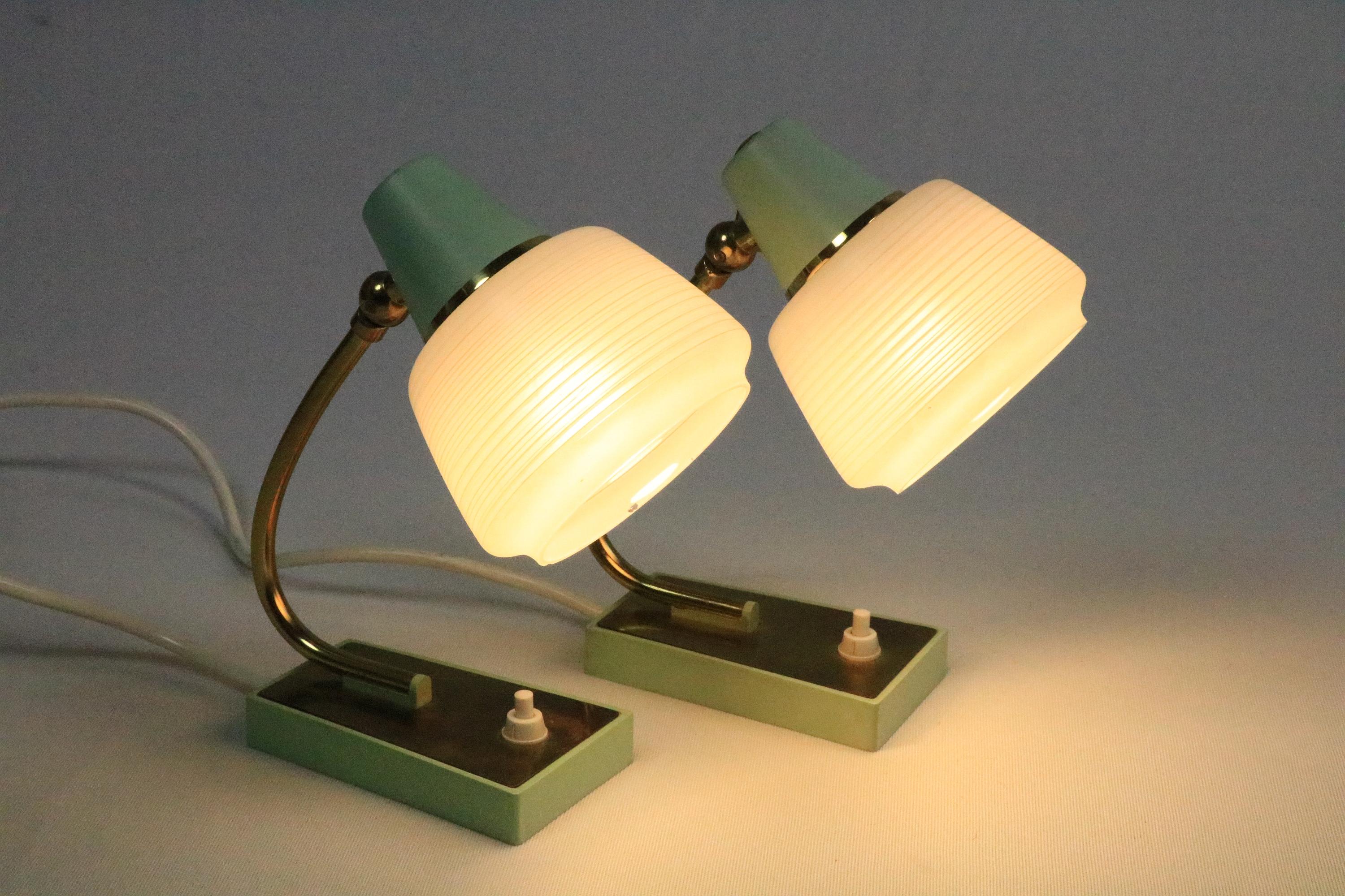 Ensemble de 2 petites lampes de bureau du milieu du siècle dernier, laiton/vert menthe, Allemagne État moyen - En vente à Berlin, BE